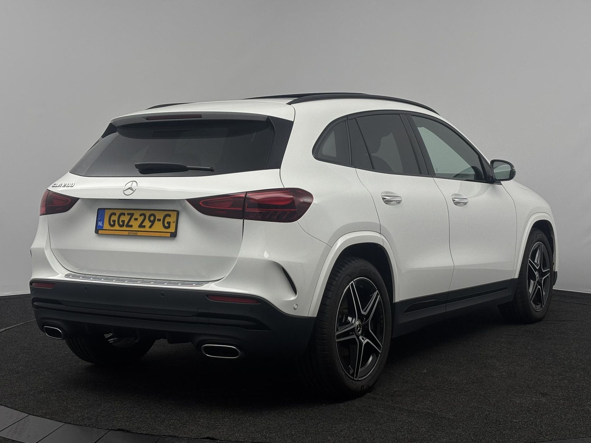 Mercedes-Benz GLA met kenteken GGZ-29-G – achteraanzicht