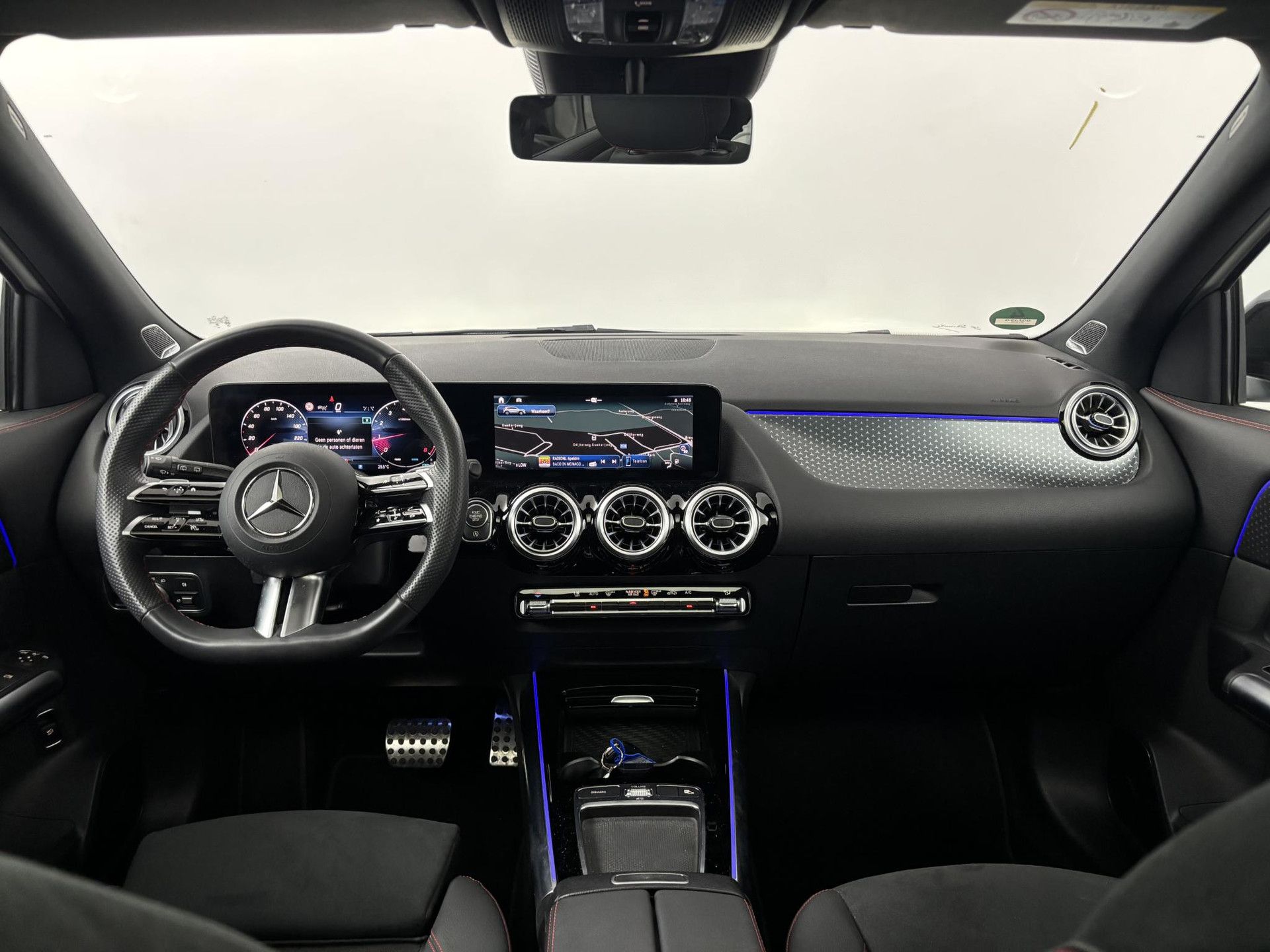 Mercedes-Benz GLA met kenteken GGZ-29-G – interieur