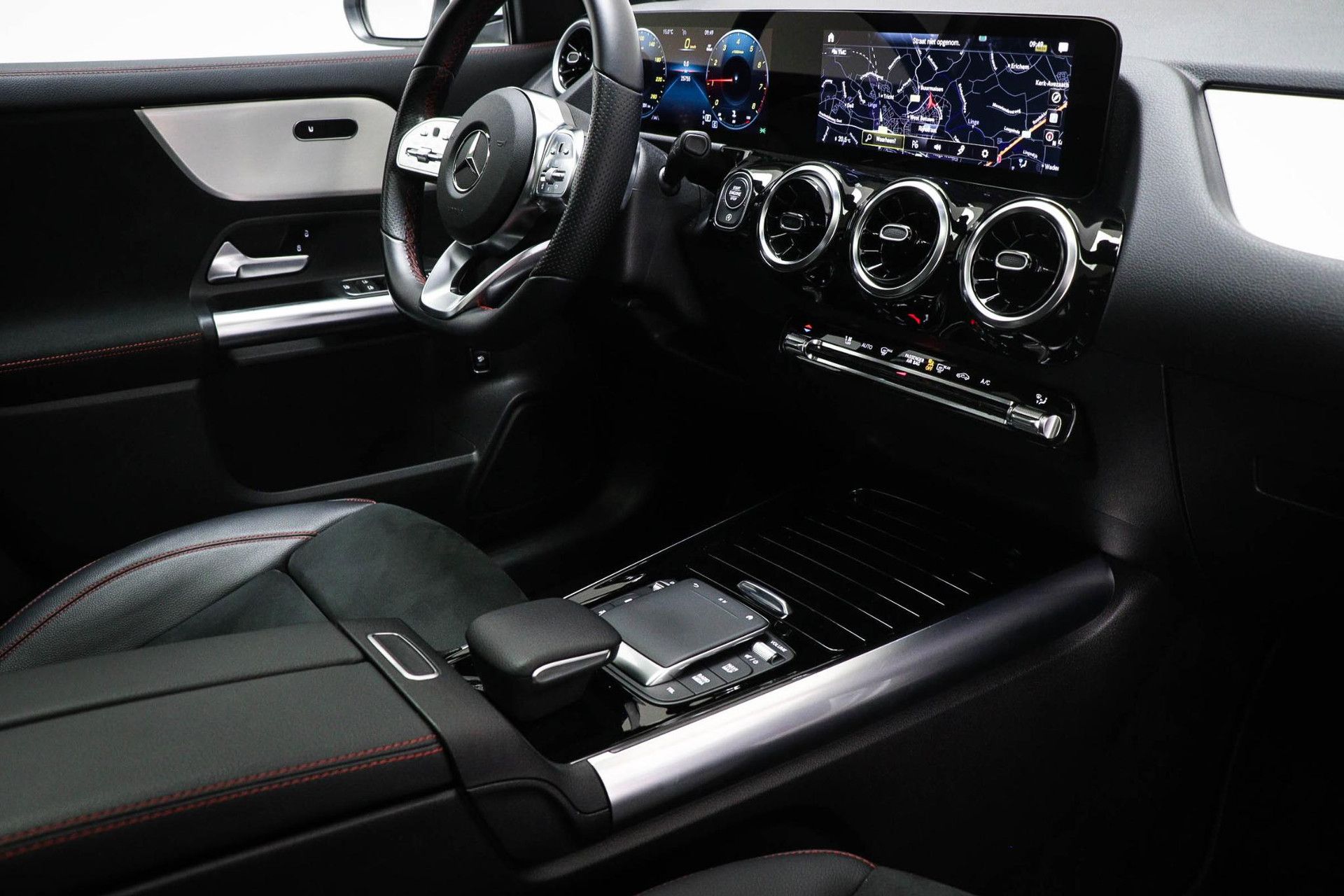 Mercedes-Benz GLA met kenteken GTN-25-F – interieur