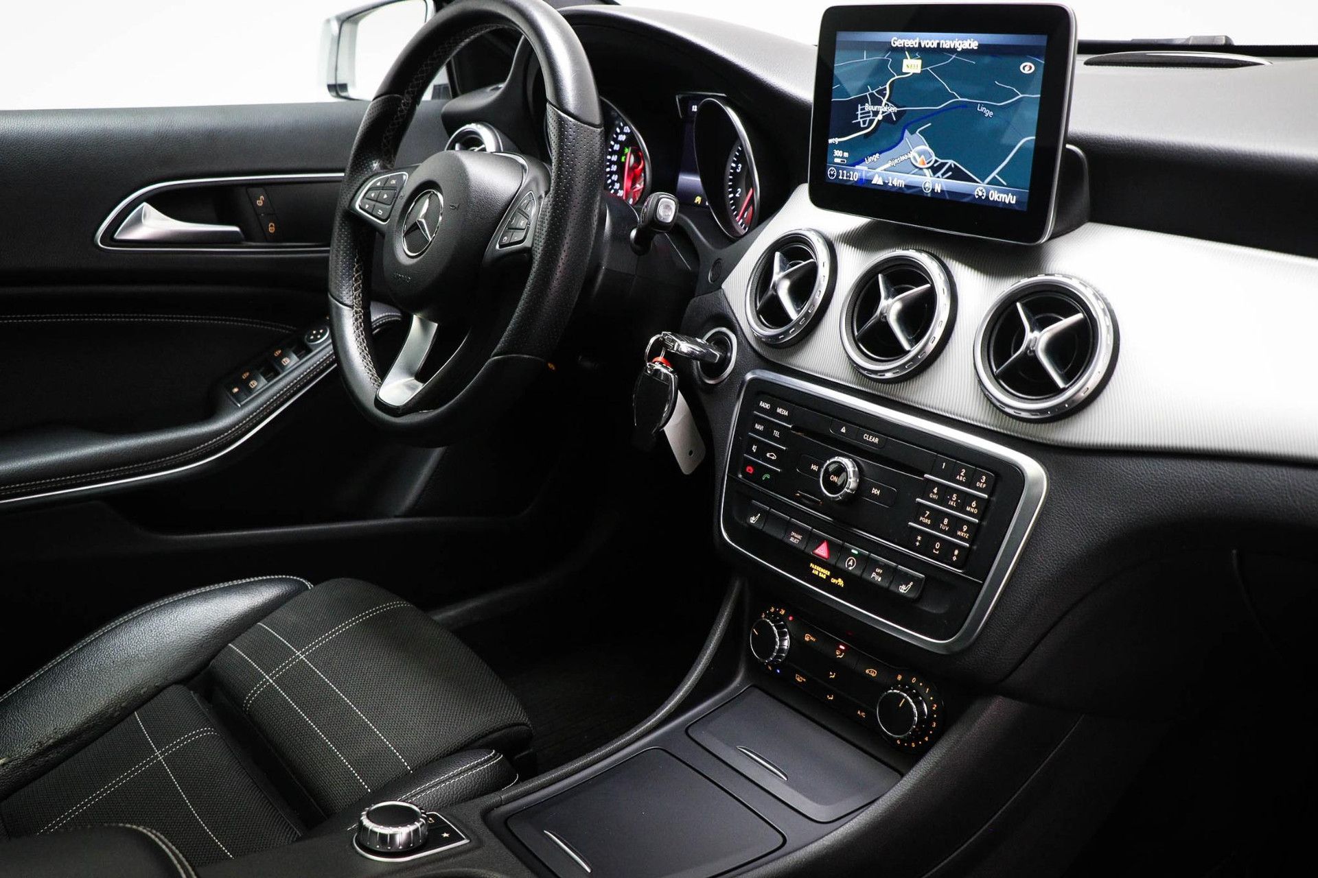 Mercedes-Benz GLA met kenteken KG-441-P – interieur