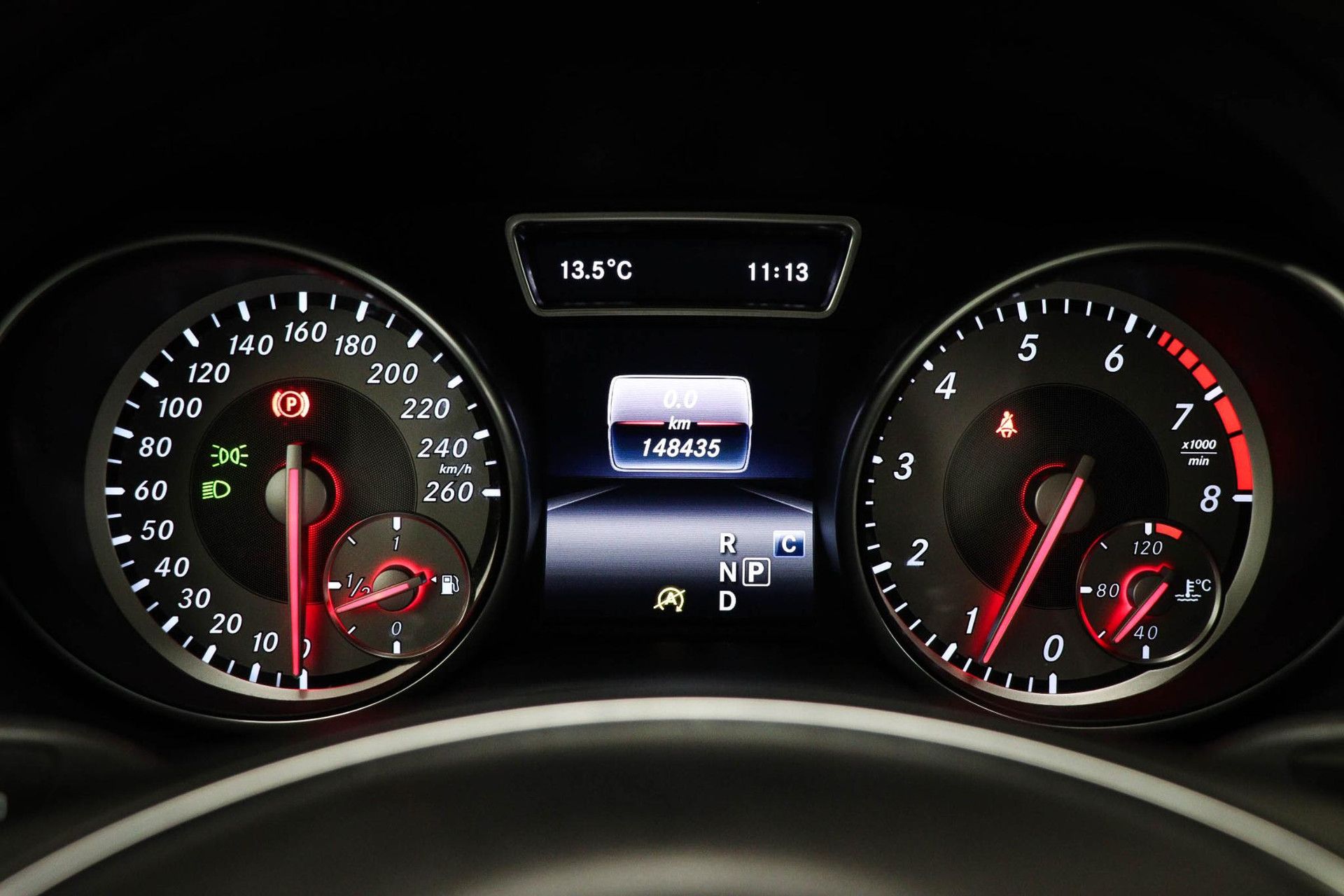 Mercedes-Benz GLA met kenteken KG-441-P – dashboard