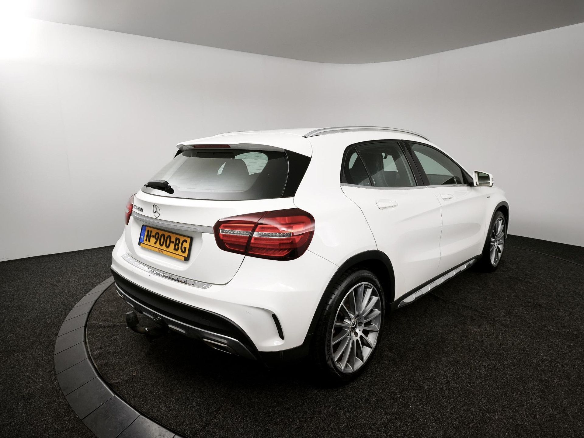 Mercedes-Benz GLA met kenteken N-900-BG – achteraanzicht