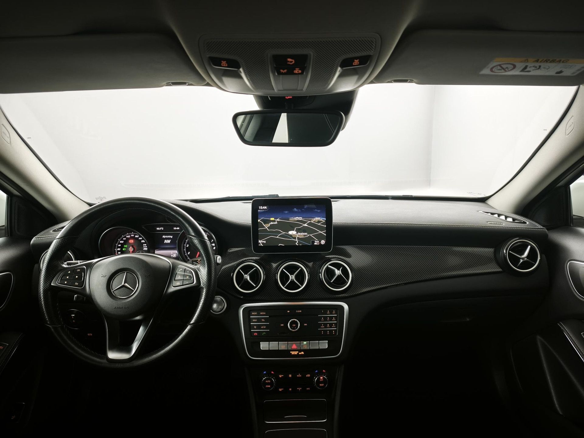 Mercedes-Benz GLA met kenteken N-900-BG – interieur