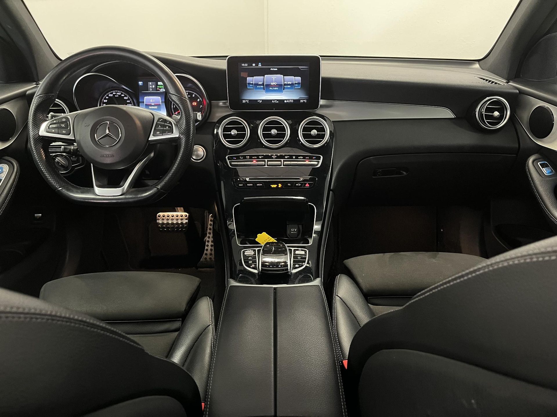 Mercedes-Benz GLC met kenteken XZ-631-F – interieur