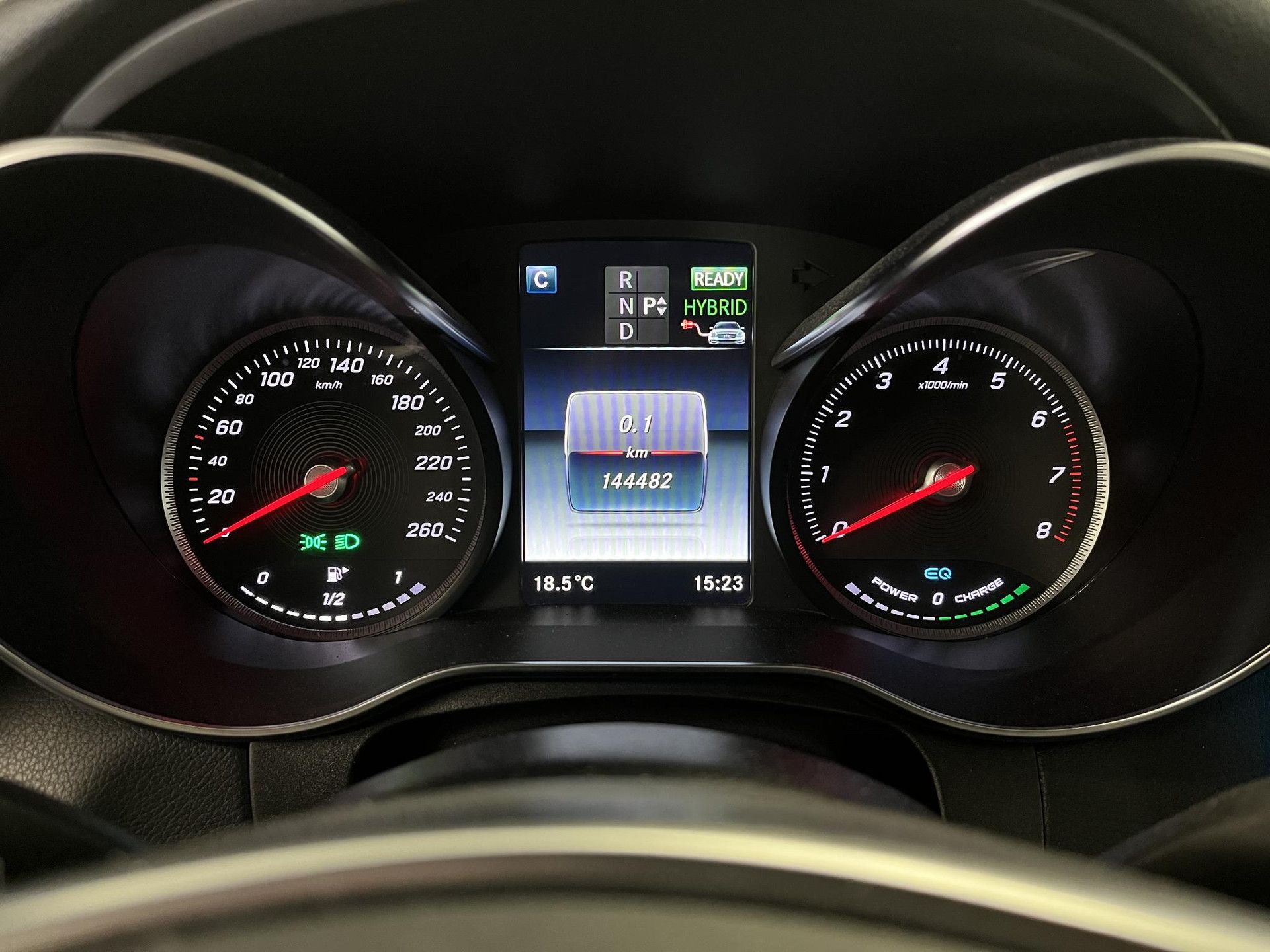 Mercedes-Benz GLC met kenteken XZ-631-F – dashboard