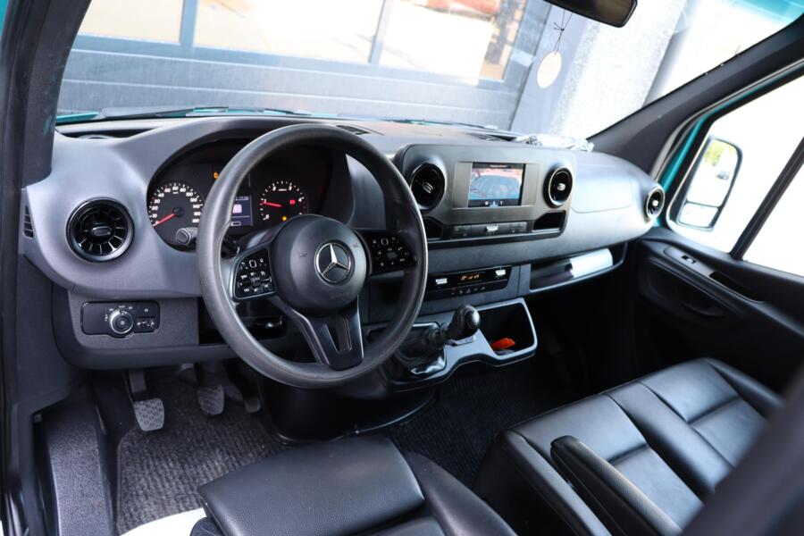 Mercedes-Benz Sprinter met kenteken VJL-31-X – achteraanzicht