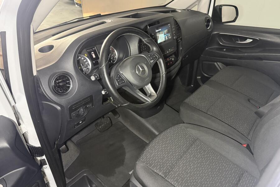 Mercedes-Benz Vito met kenteken V-06-PHK – achteraanzicht