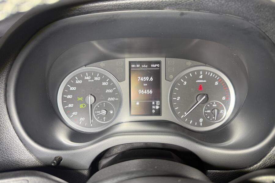 Mercedes-Benz Vito met kenteken V-06-PHK – dashboard