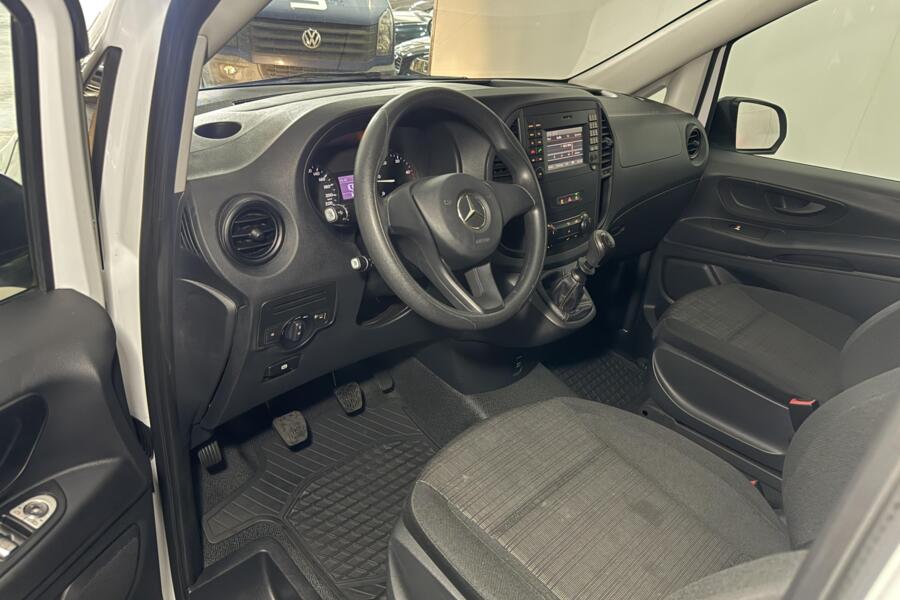 Mercedes-Benz Vito met kenteken V-697-SF – achteraanzicht