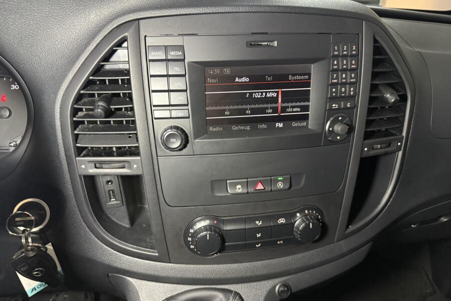 Mercedes-Benz Vito met kenteken V-697-SF – detailfoto
