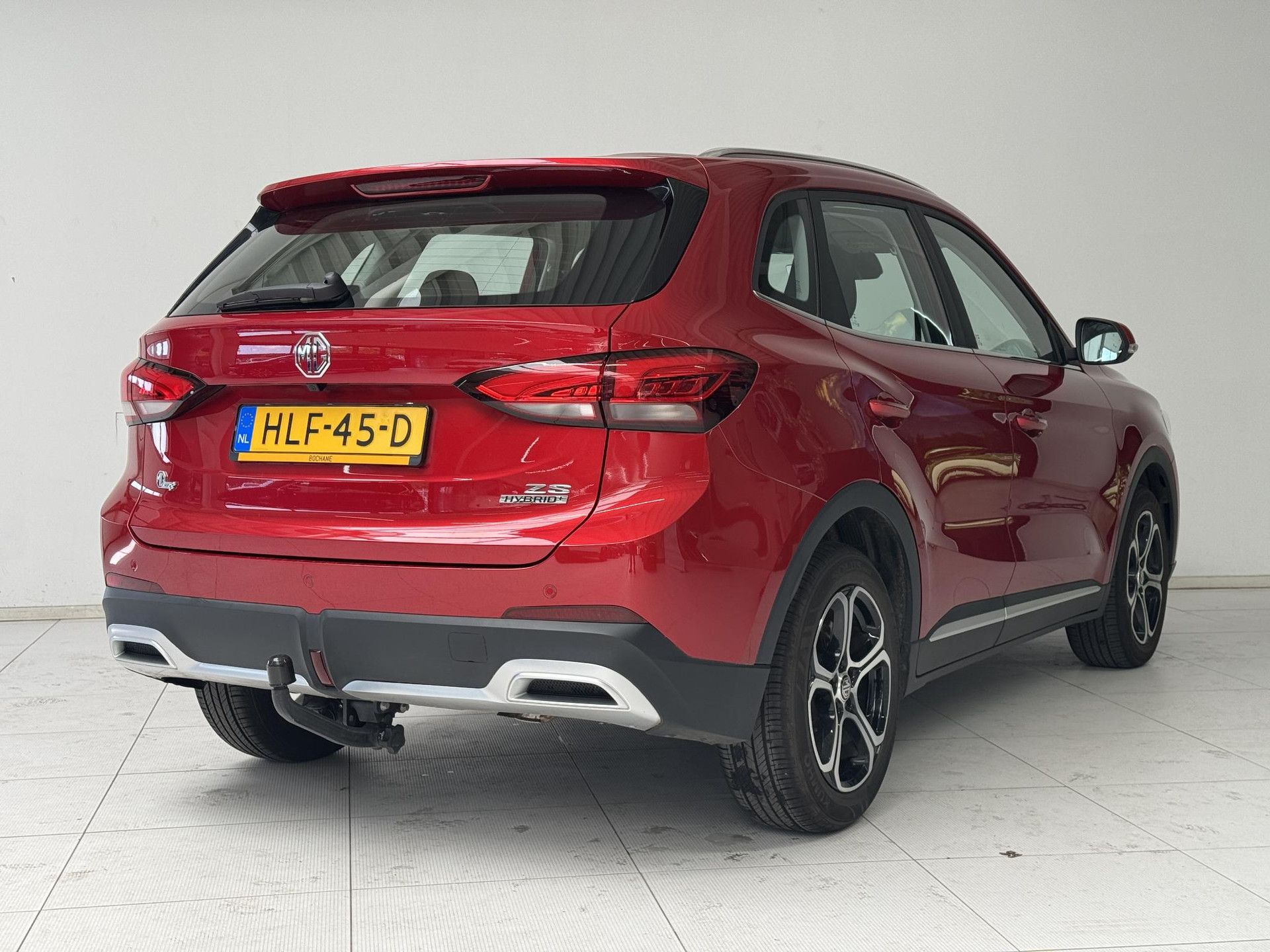 MG ZS met kenteken HLF-45-D – achteraanzicht