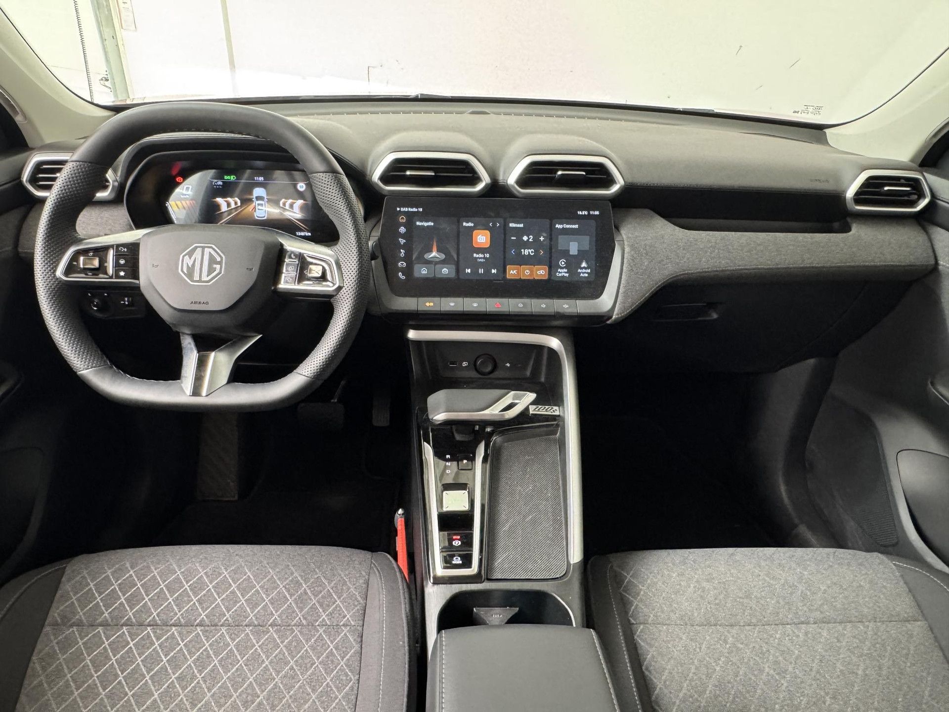 MG ZS met kenteken HLF-45-D – interieur