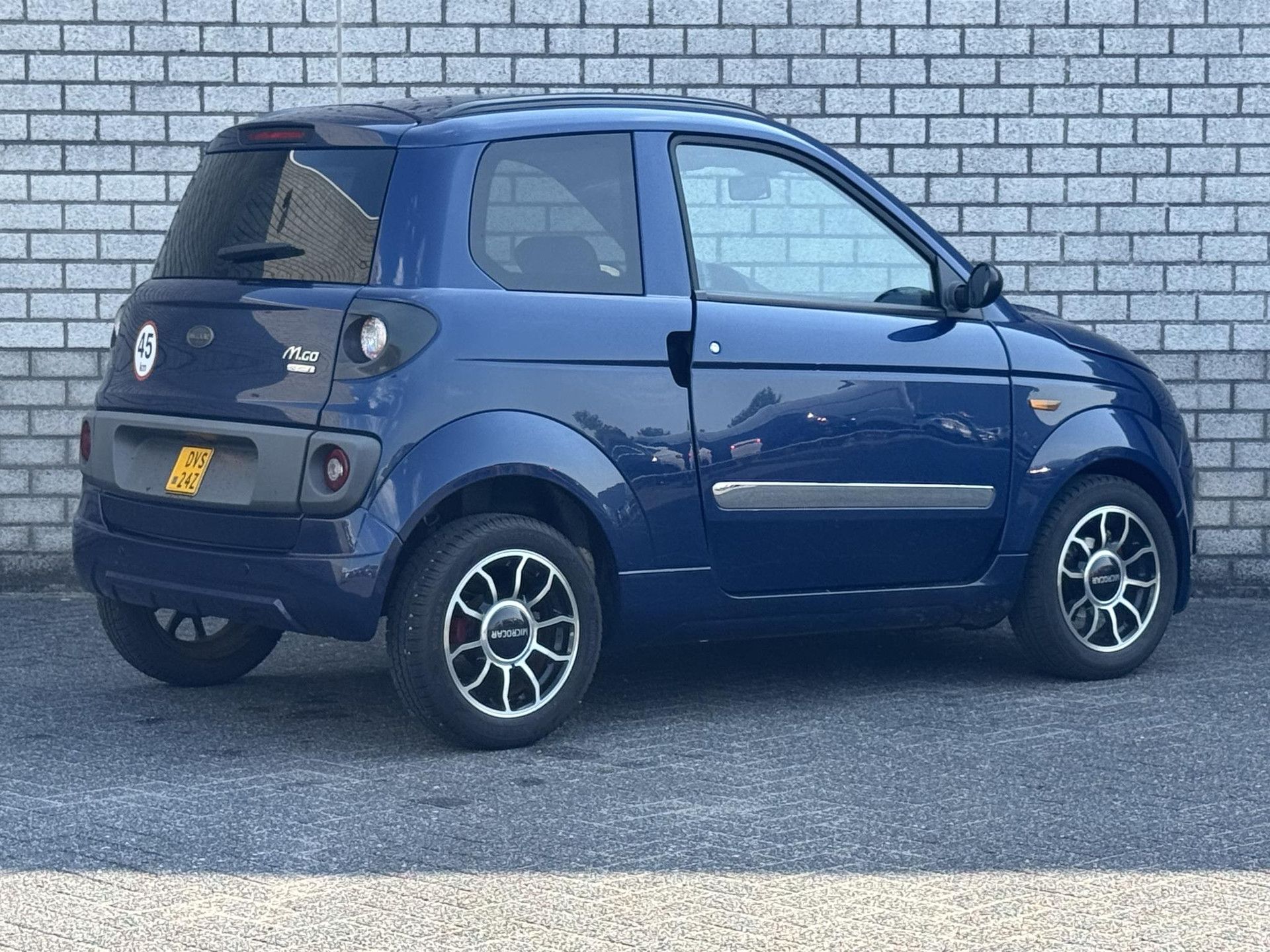 Microcar M.go met kenteken DVS-24-Z – achteraanzicht