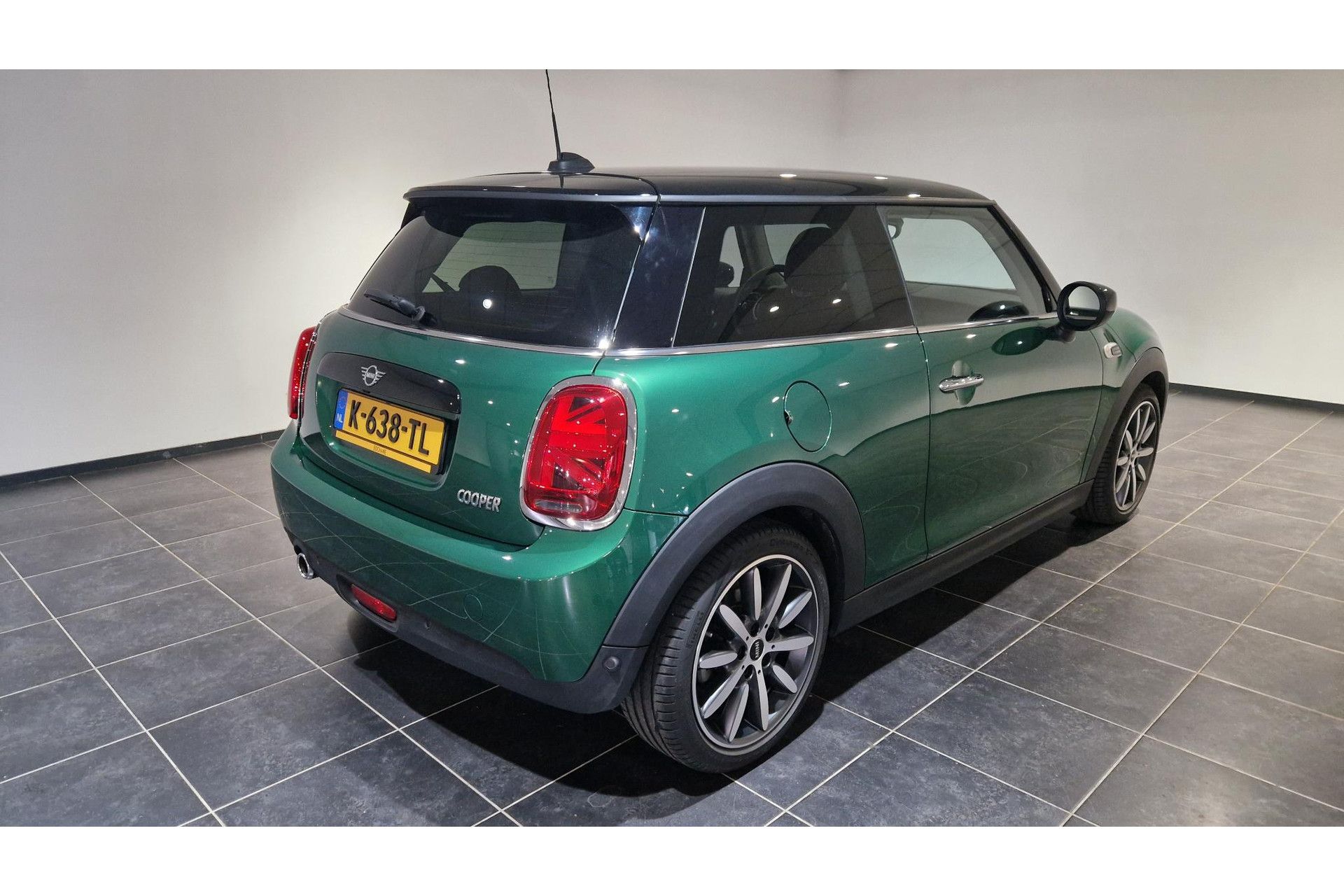 MINI 3-Deurs met kenteken K-638-TL – achteraanzicht