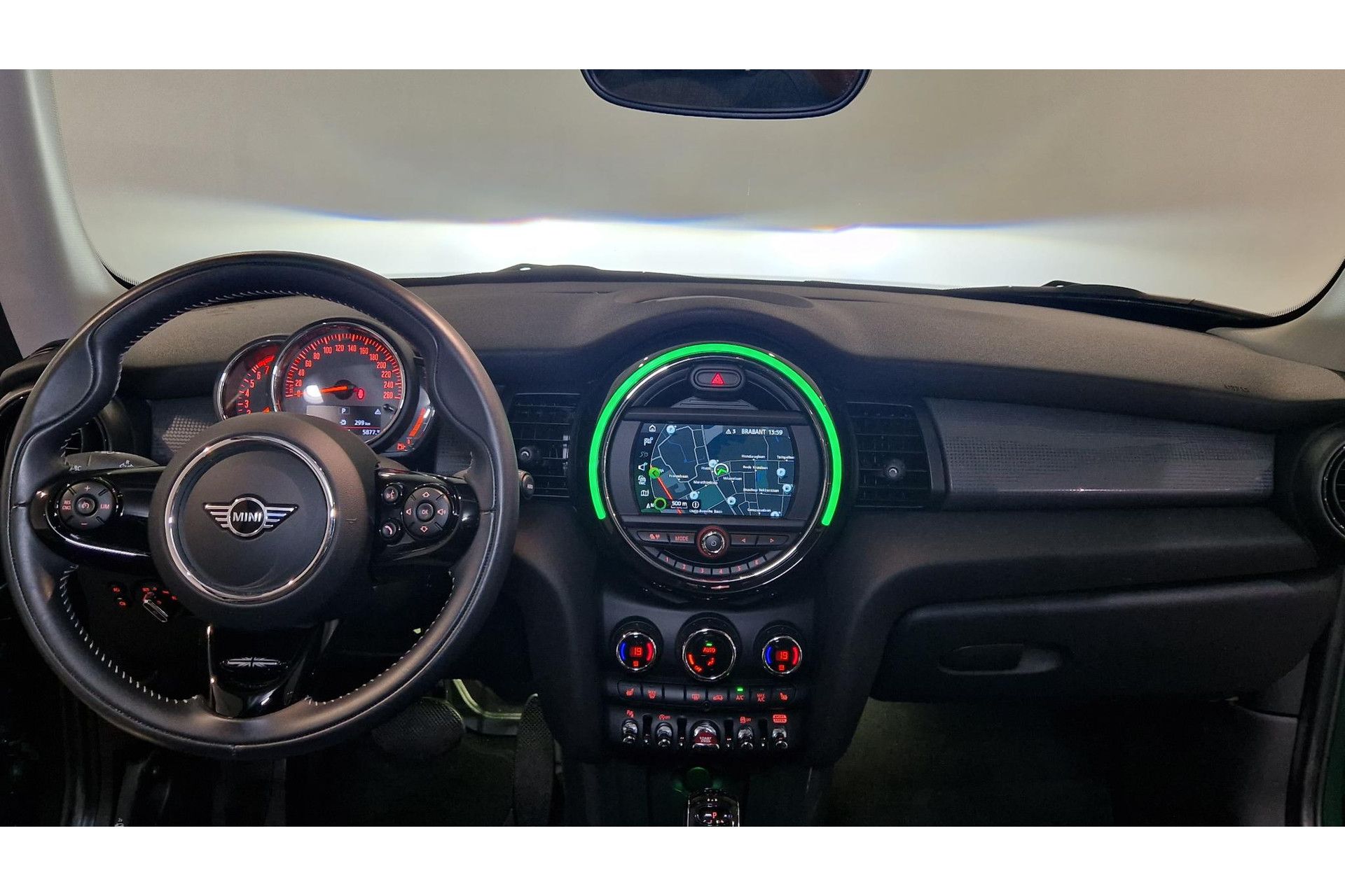 MINI 3-Deurs met kenteken K-638-TL – interieur