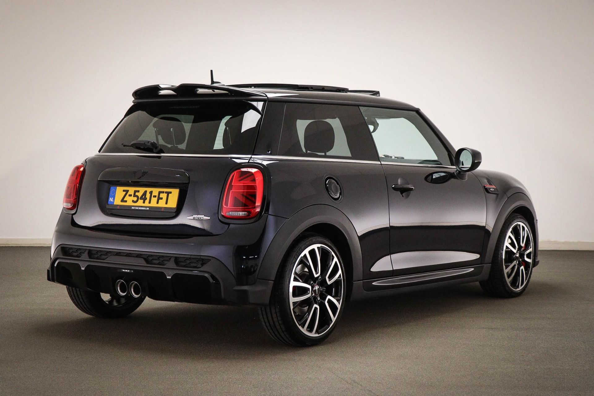 MINI 3-Deurs met kenteken Z-541-FT – achteraanzicht