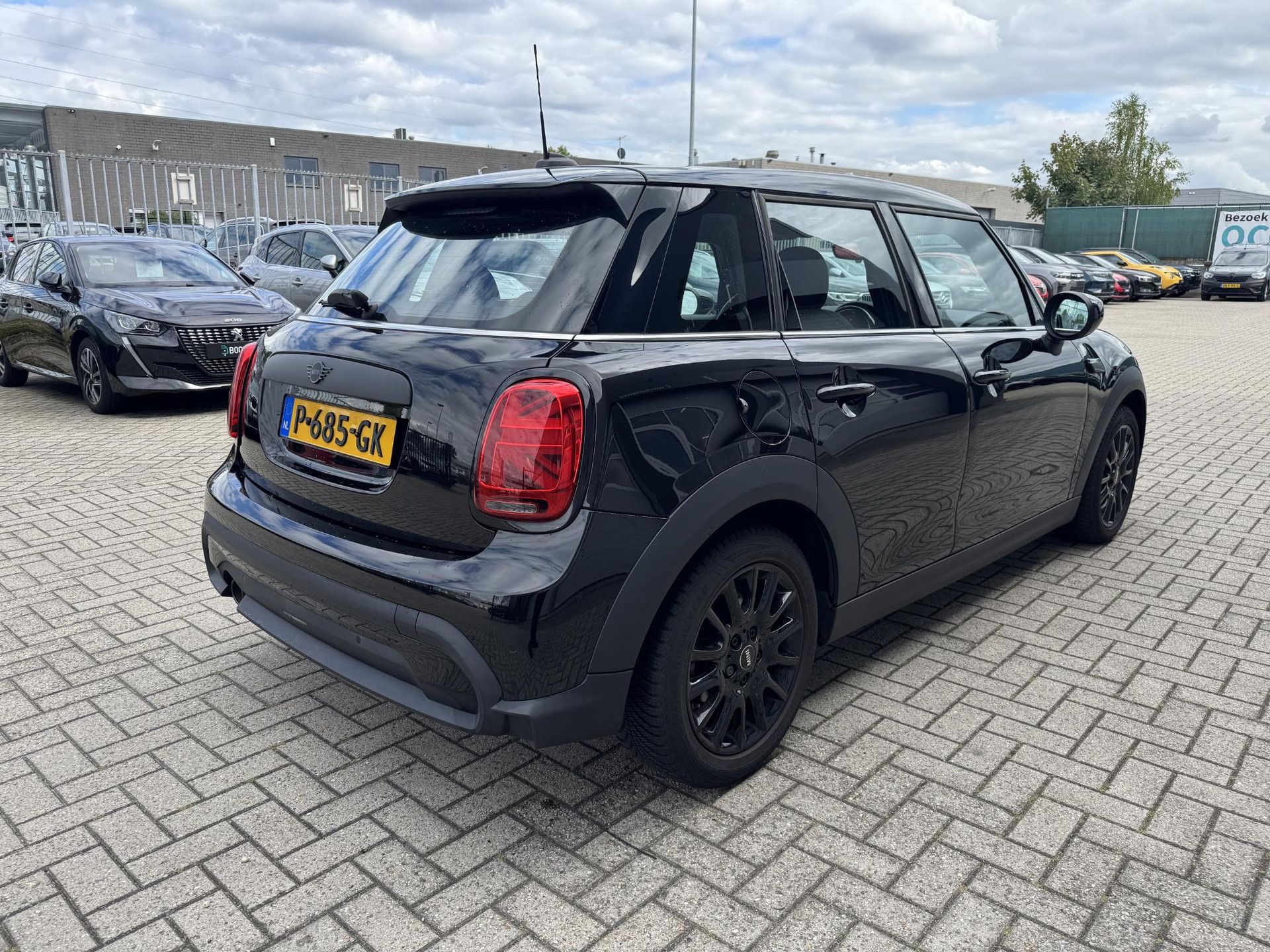 MINI 5-Deurs met kenteken P-685-GK – achteraanzicht