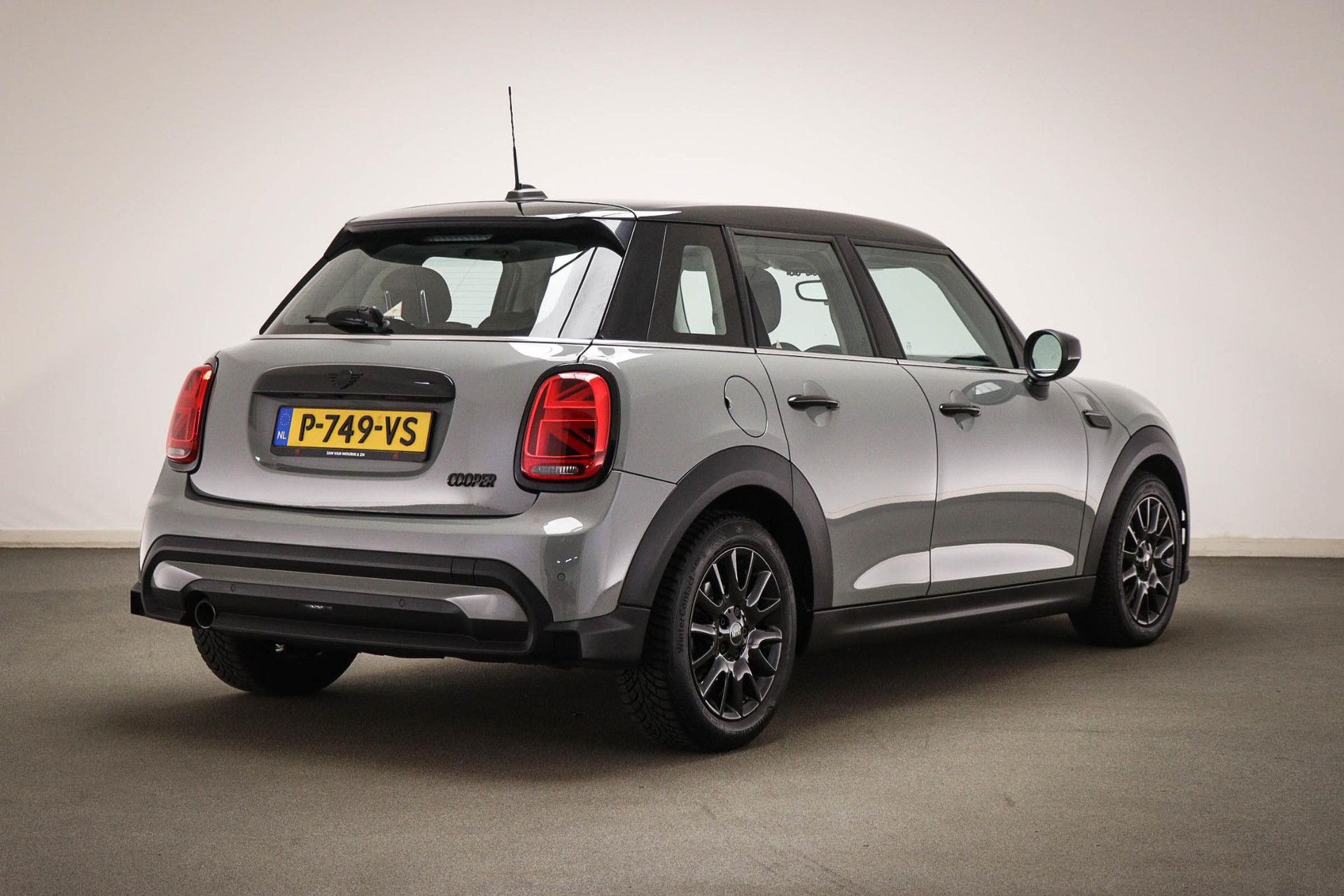 MINI 5-Deurs met kenteken P-749-VS – achteraanzicht
