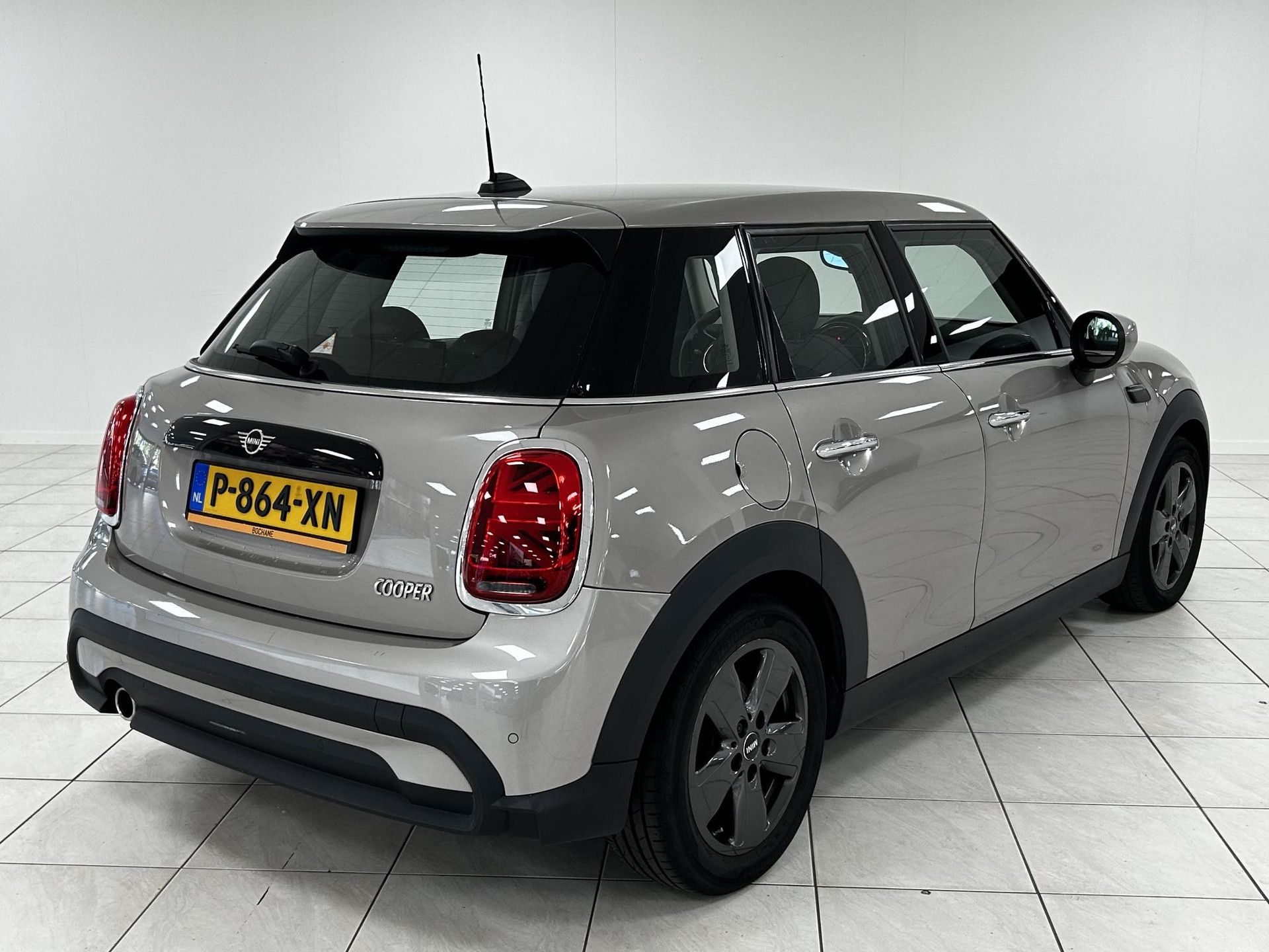 MINI 5-Deurs met kenteken P-864-XN – achteraanzicht