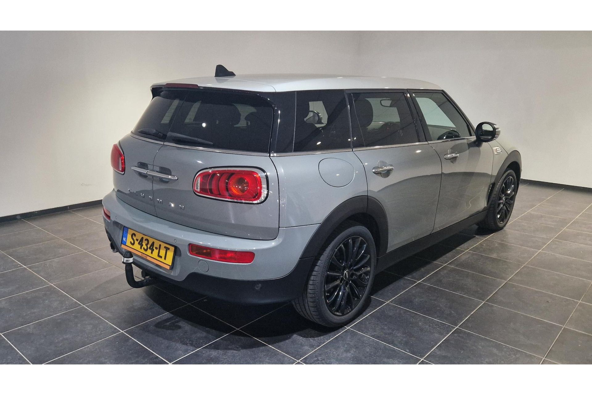 MINI Clubman met kenteken S-434-LT – achteraanzicht