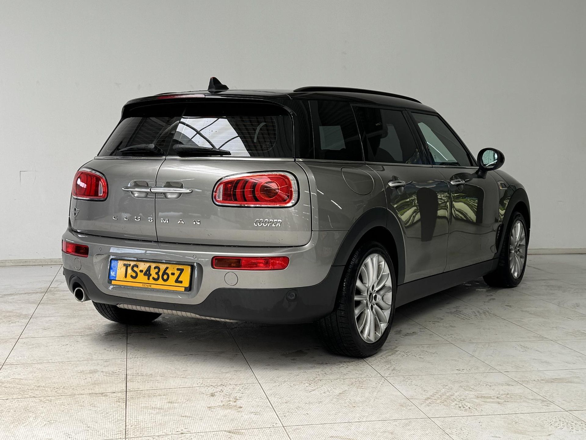 MINI Clubman met kenteken TS-436-Z – achteraanzicht