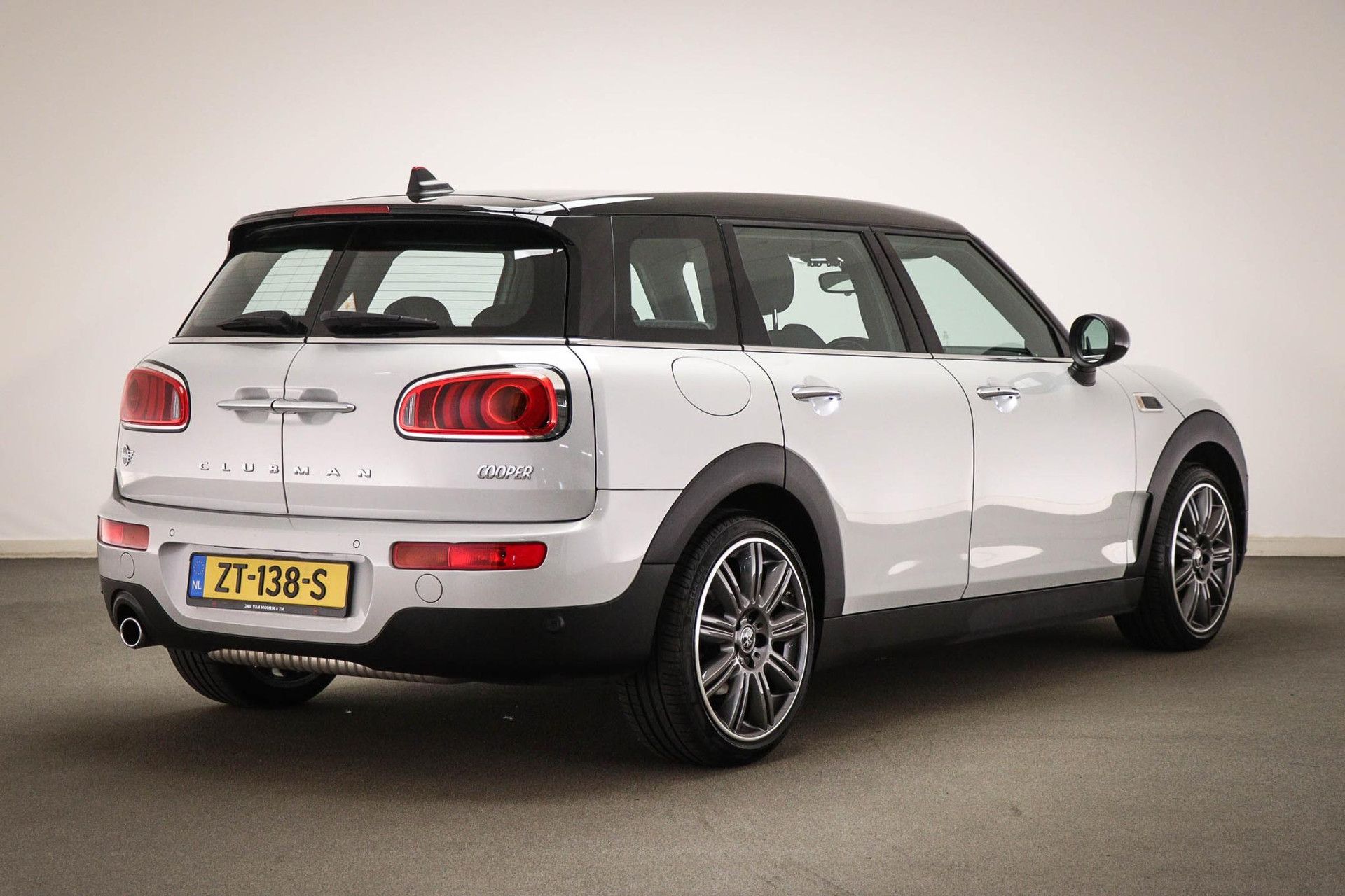 MINI Clubman met kenteken ZT-138-S – achteraanzicht