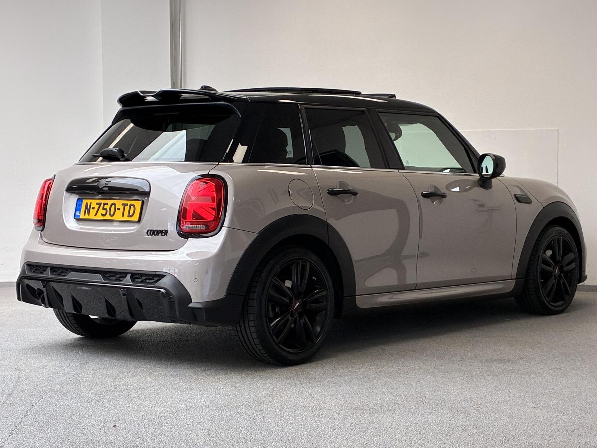 MINI Cooper met kenteken N-750-TD – achteraanzicht