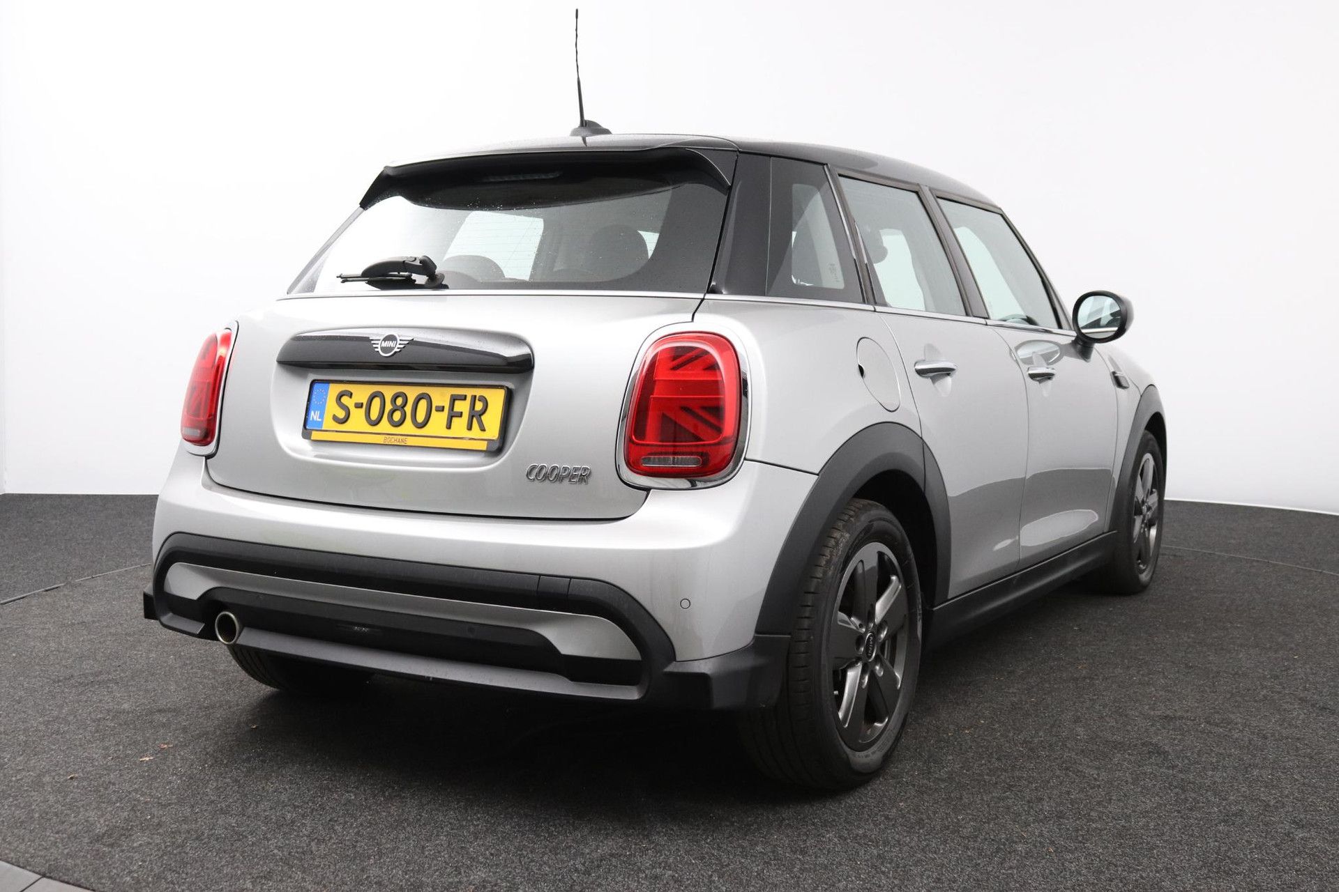 MINI Cooper met kenteken S-080-FR – achteraanzicht