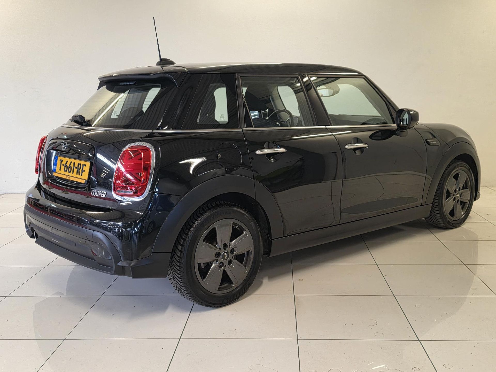 MINI Cooper met kenteken T-661-RF – detailfoto