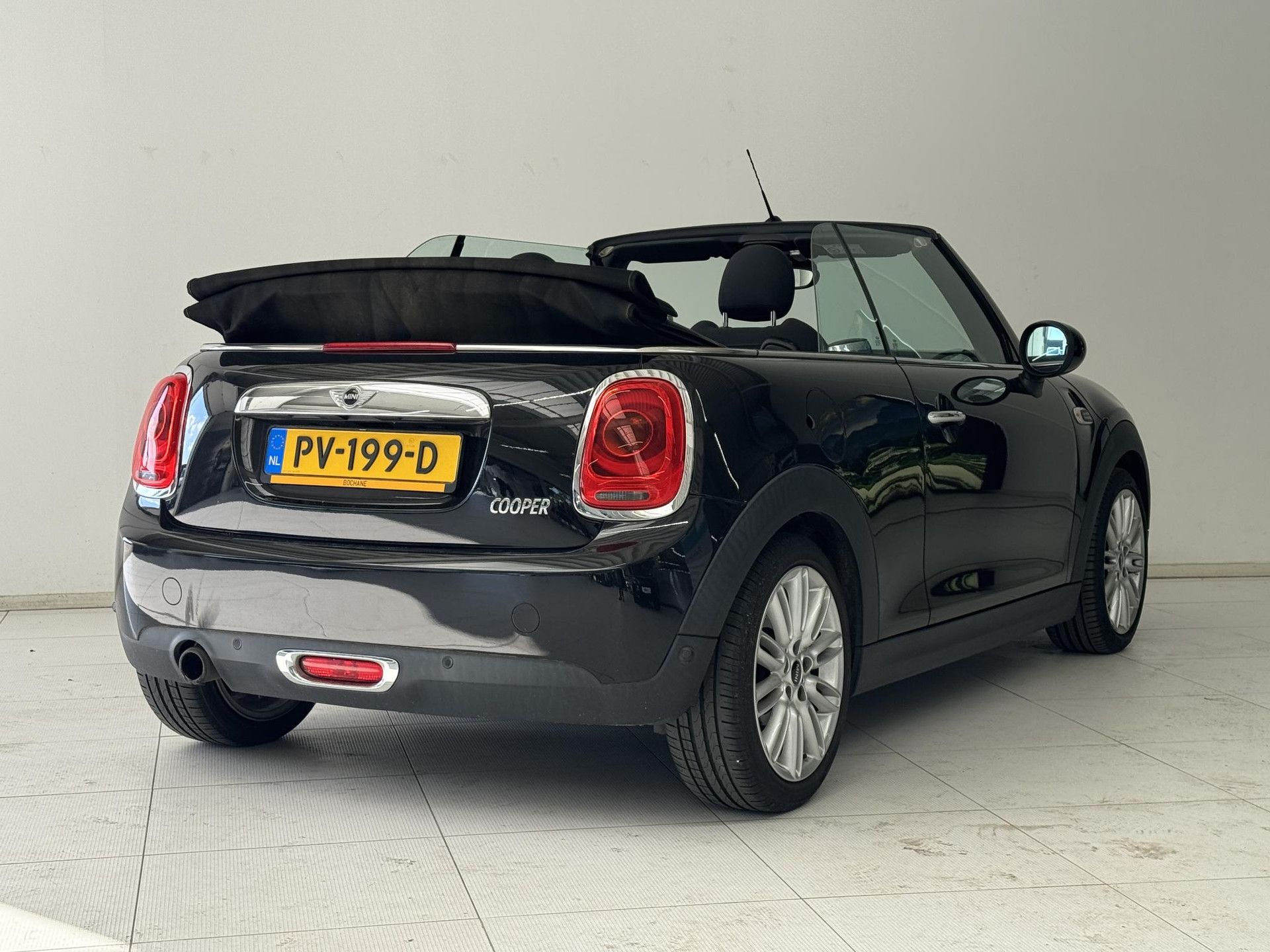 MINI CooperCabrio met kenteken PV-199-D – achteraanzicht