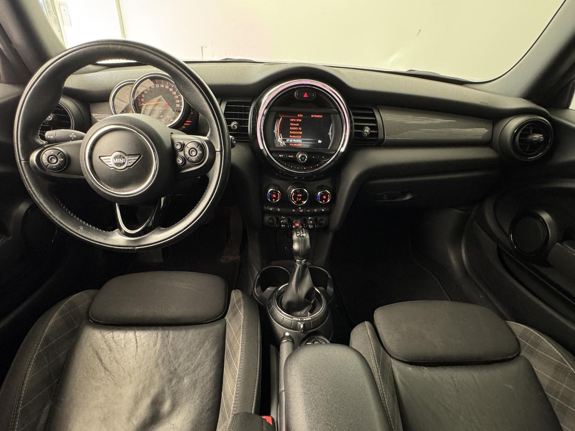 MINI CooperCabrio met kenteken PV-199-D – interieur