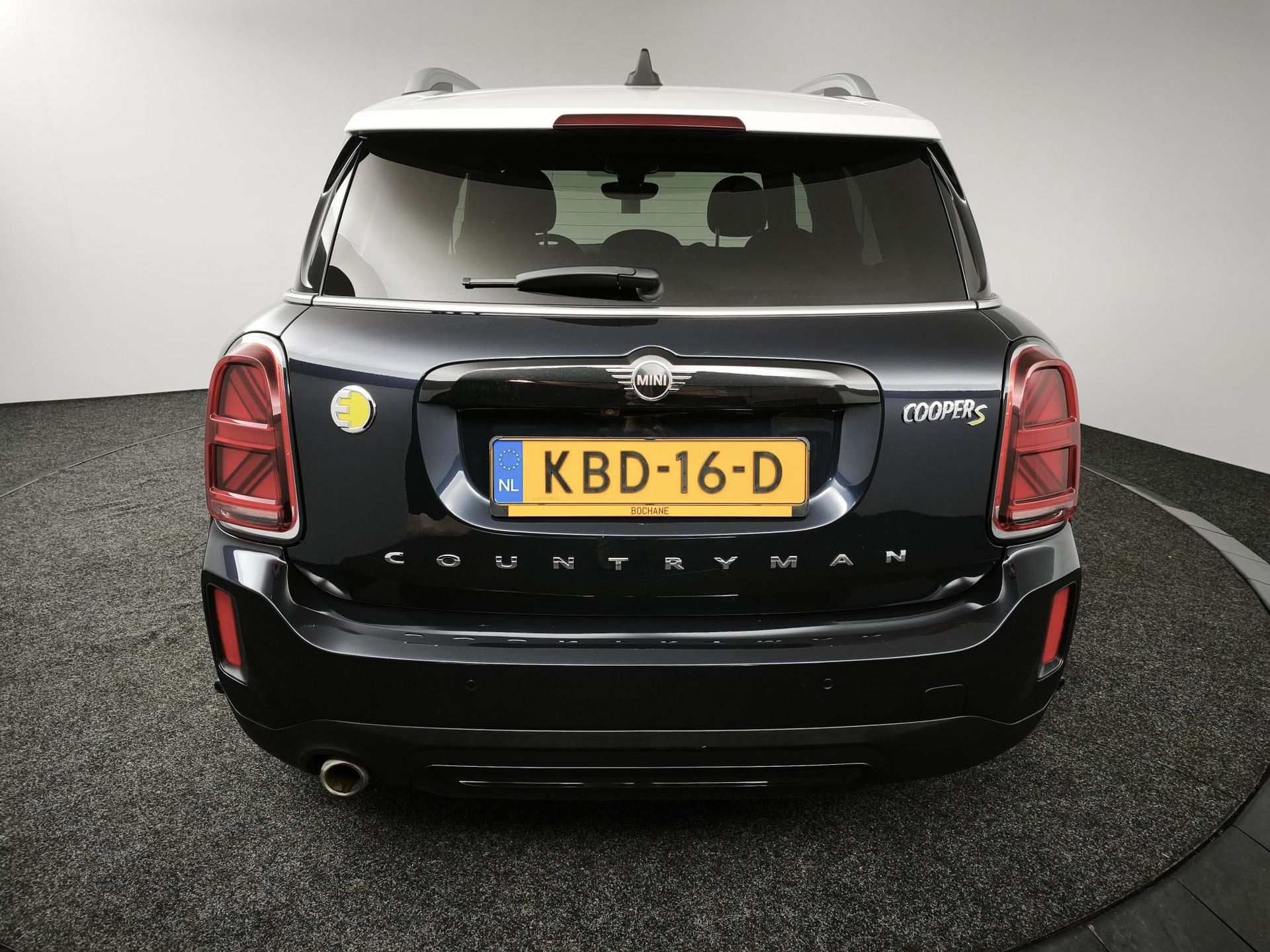 MINI Countryman met kenteken KBD-16-D – achteraanzicht