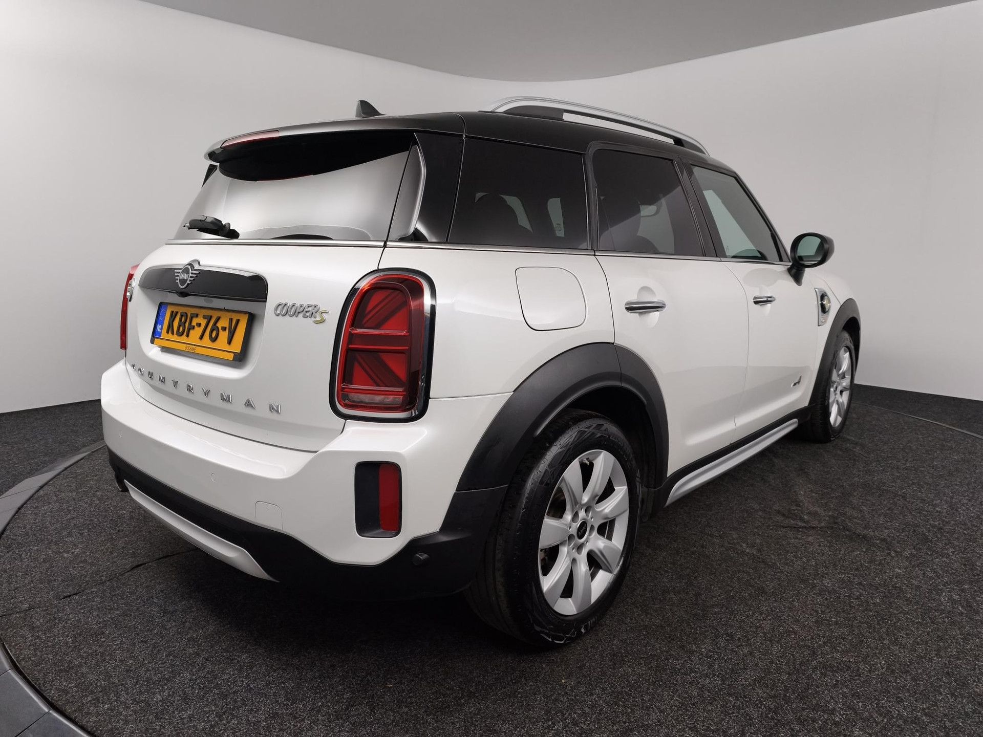 MINI Countryman met kenteken KBF-76-V – achteraanzicht