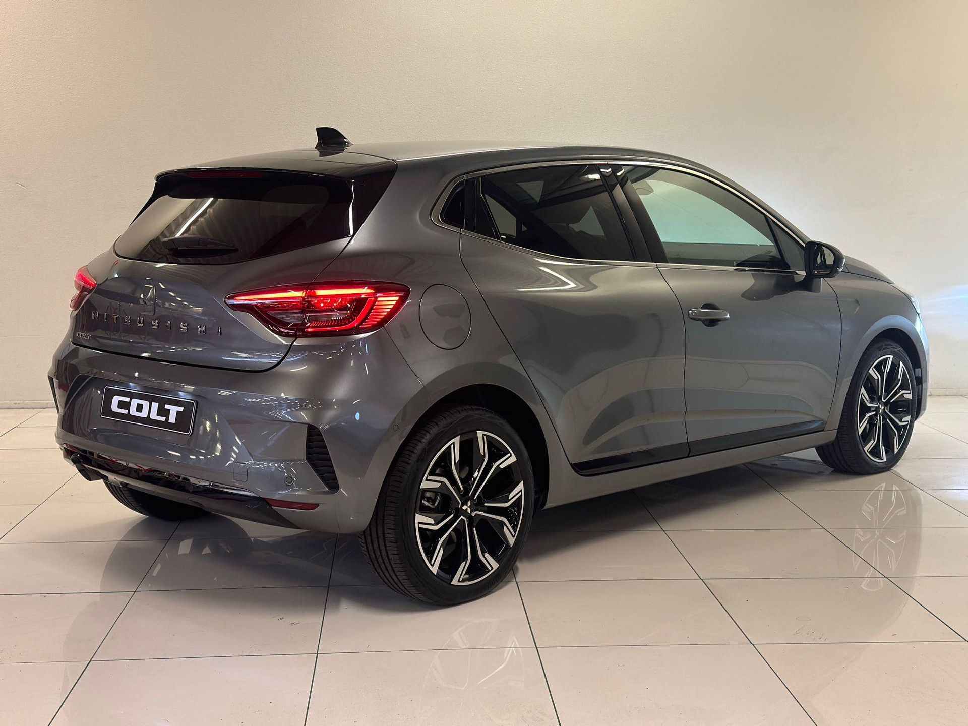Mitsubishi Colt met kenteken HBF-82-T – achteraanzicht