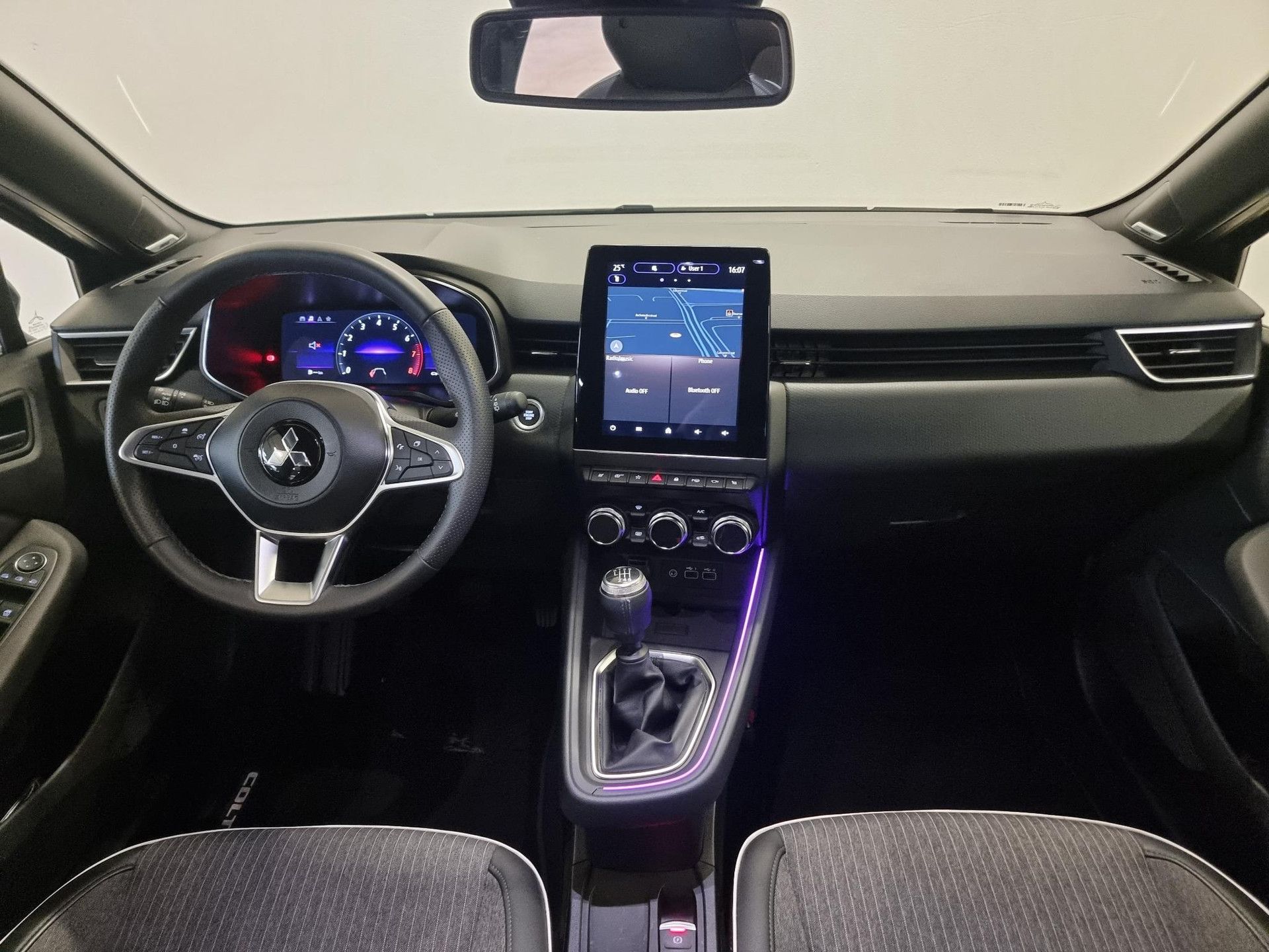 Mitsubishi Colt met kenteken HBF-82-T – interieur