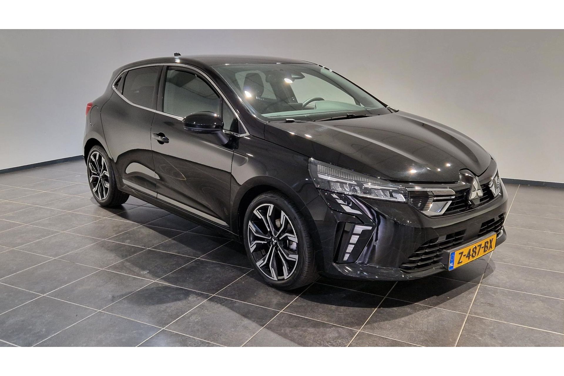 Mitsubishi Colt met kenteken Z-487-BX – interieur