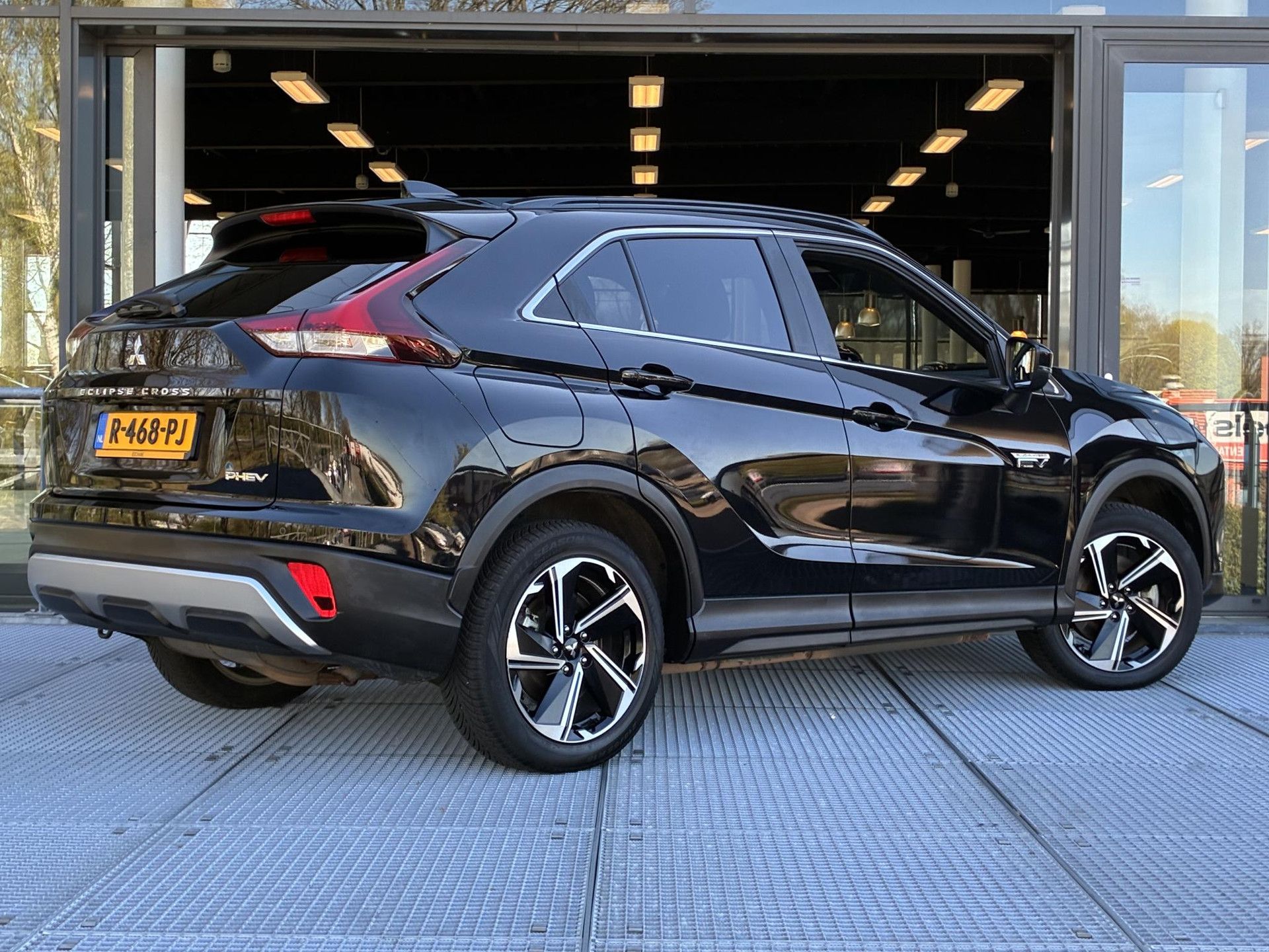 Mitsubishi EclipseCross met kenteken R-468-PJ – achteraanzicht