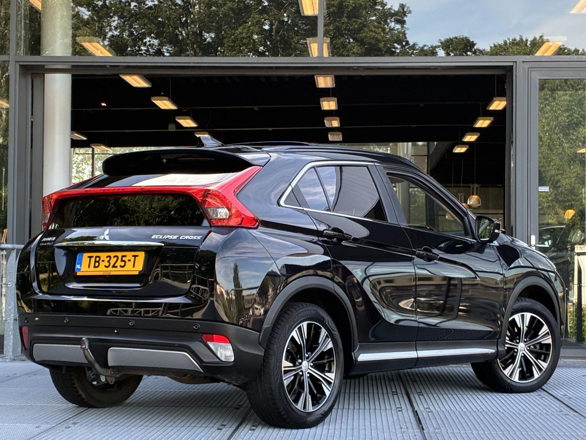 Mitsubishi EclipseCross met kenteken TB-325-T – achteraanzicht