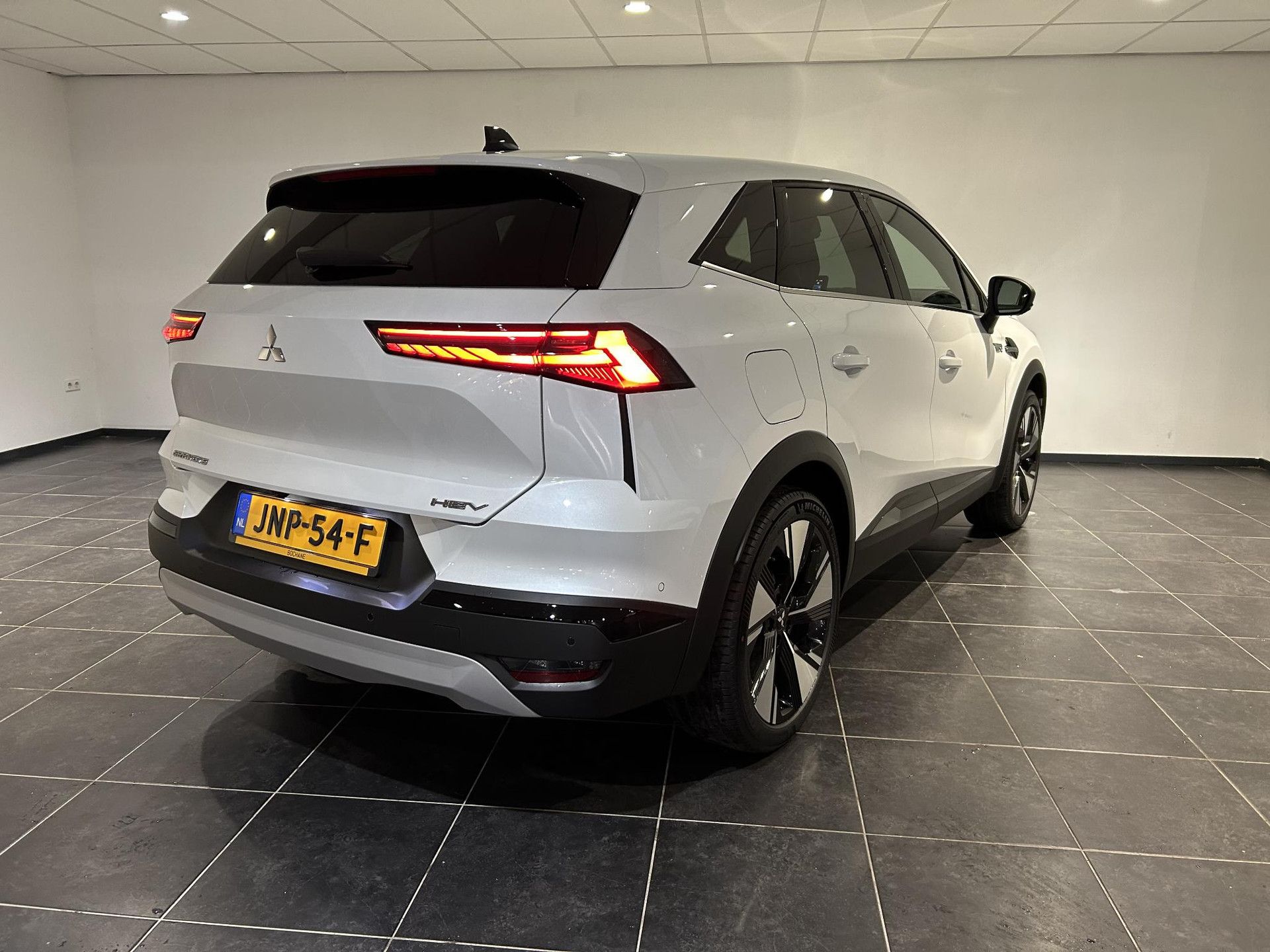 Mitsubishi Grandis met kenteken JNP-54-F – achteraanzicht