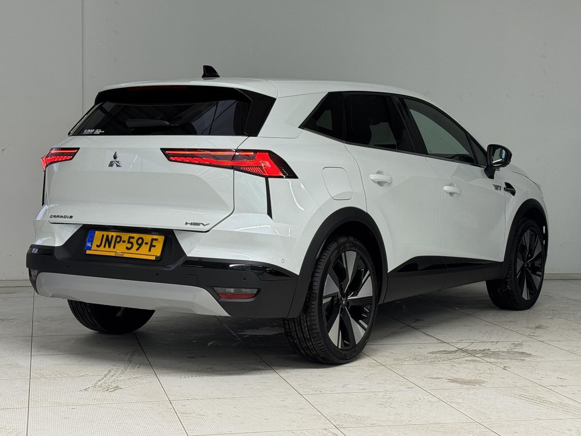 Mitsubishi Grandis met kenteken JNP-59-F – achteraanzicht