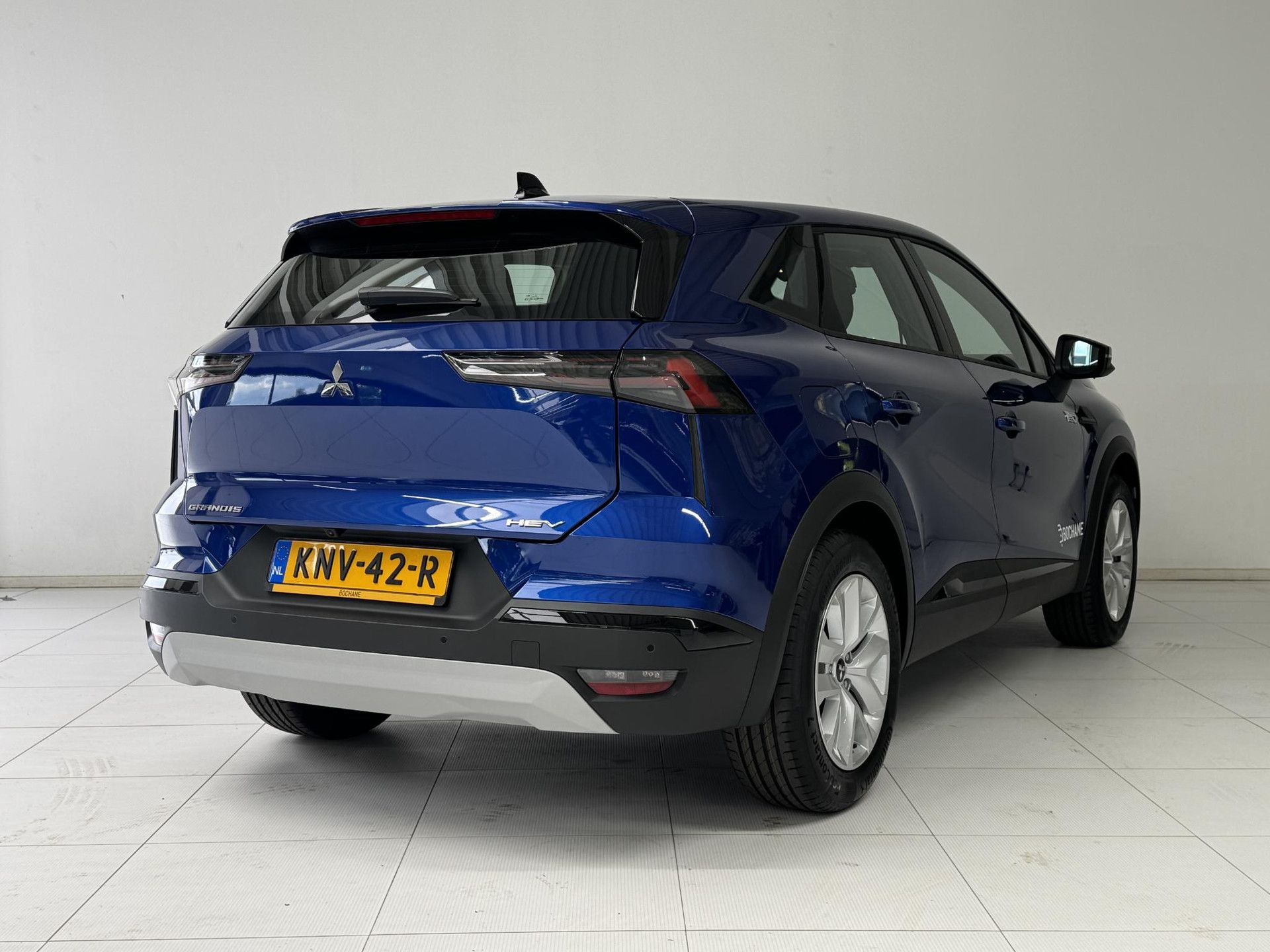 Mitsubishi Grandis met kenteken KNV-42-R – achteraanzicht