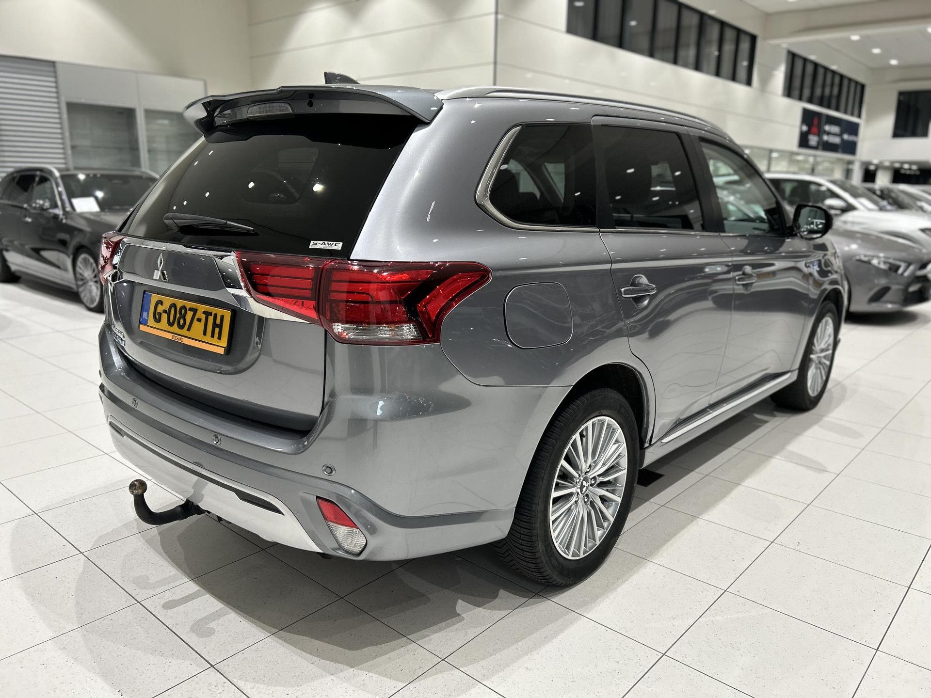 Mitsubishi Outlander met kenteken G-087-TH – achteraanzicht