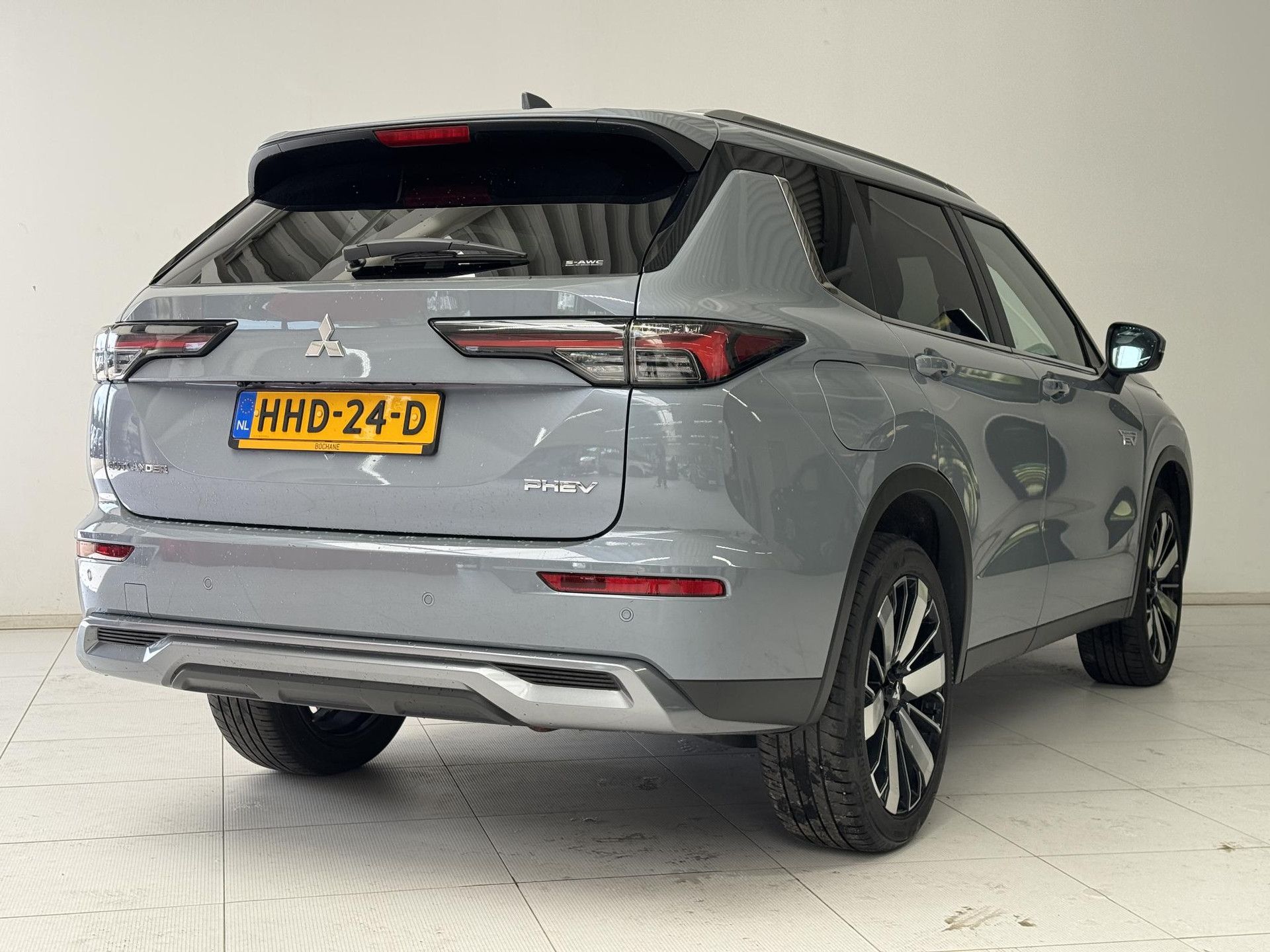 Mitsubishi Outlander met kenteken HHD-24-D – achteraanzicht