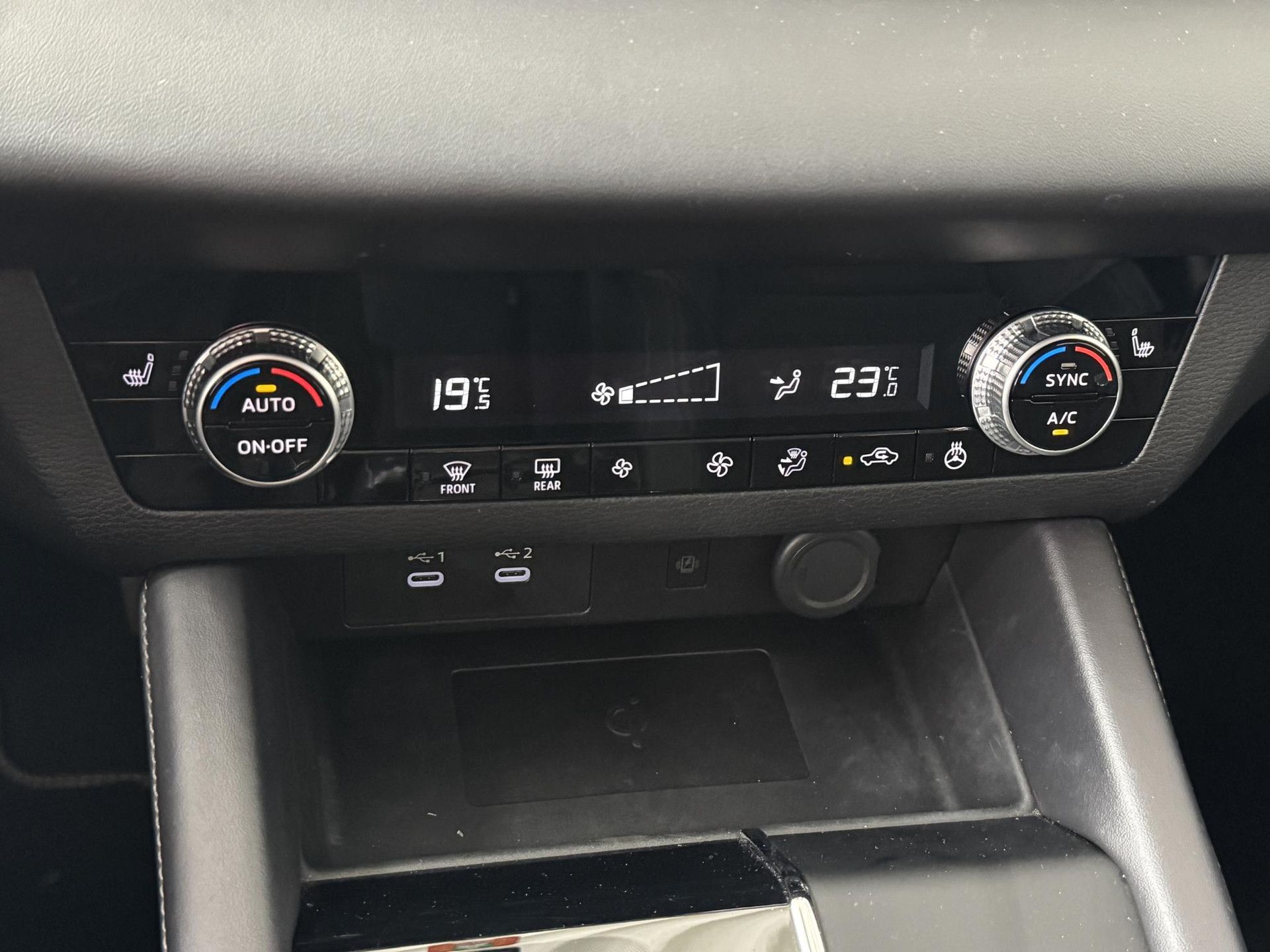 Mitsubishi Outlander met kenteken HHD-24-D – dashboard