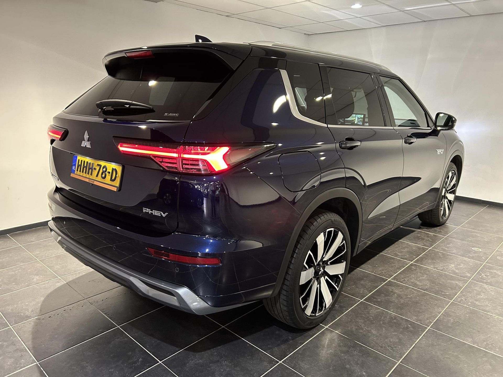 Mitsubishi Outlander met kenteken HHH-78-D – achteraanzicht