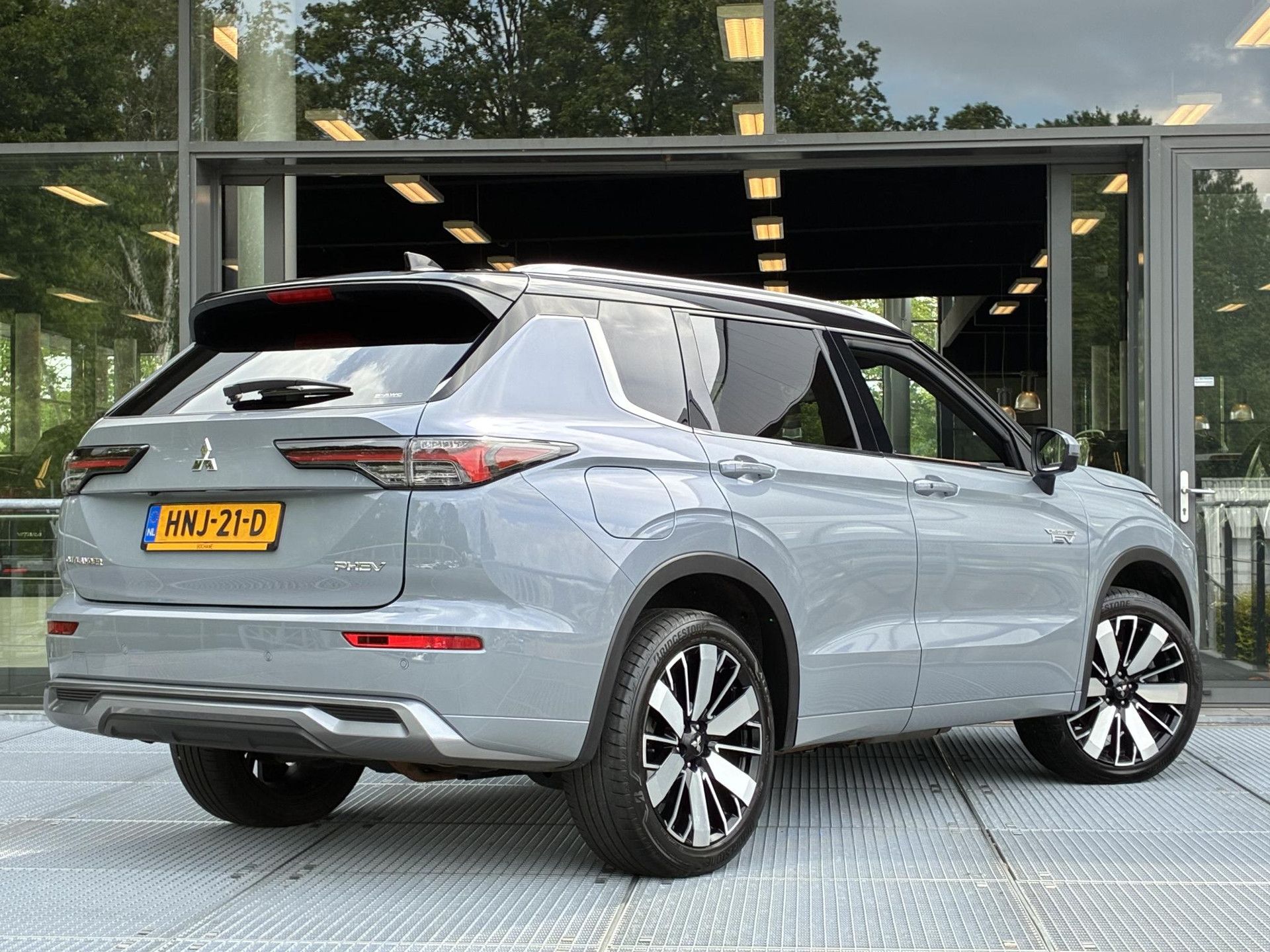 Mitsubishi Outlander met kenteken HNJ-21-D – achteraanzicht