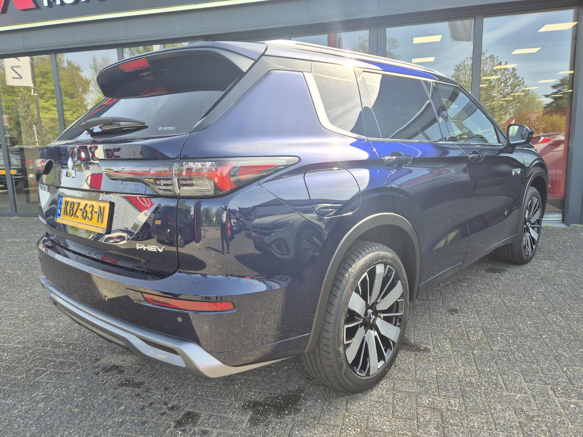 Mitsubishi Outlander met kenteken KBZ-63-N – achteraanzicht