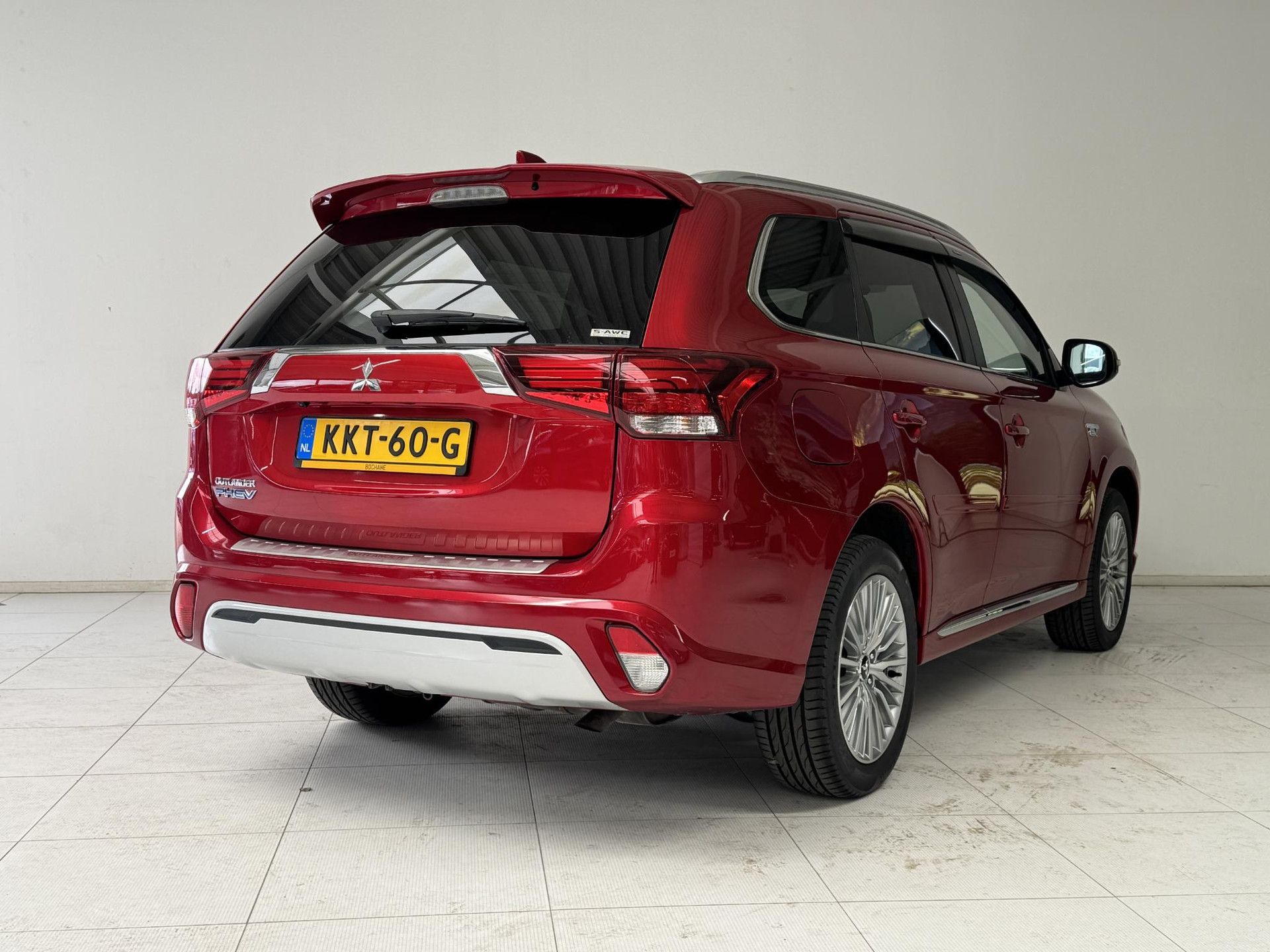 Mitsubishi Outlander met kenteken KKT-60-G – achteraanzicht