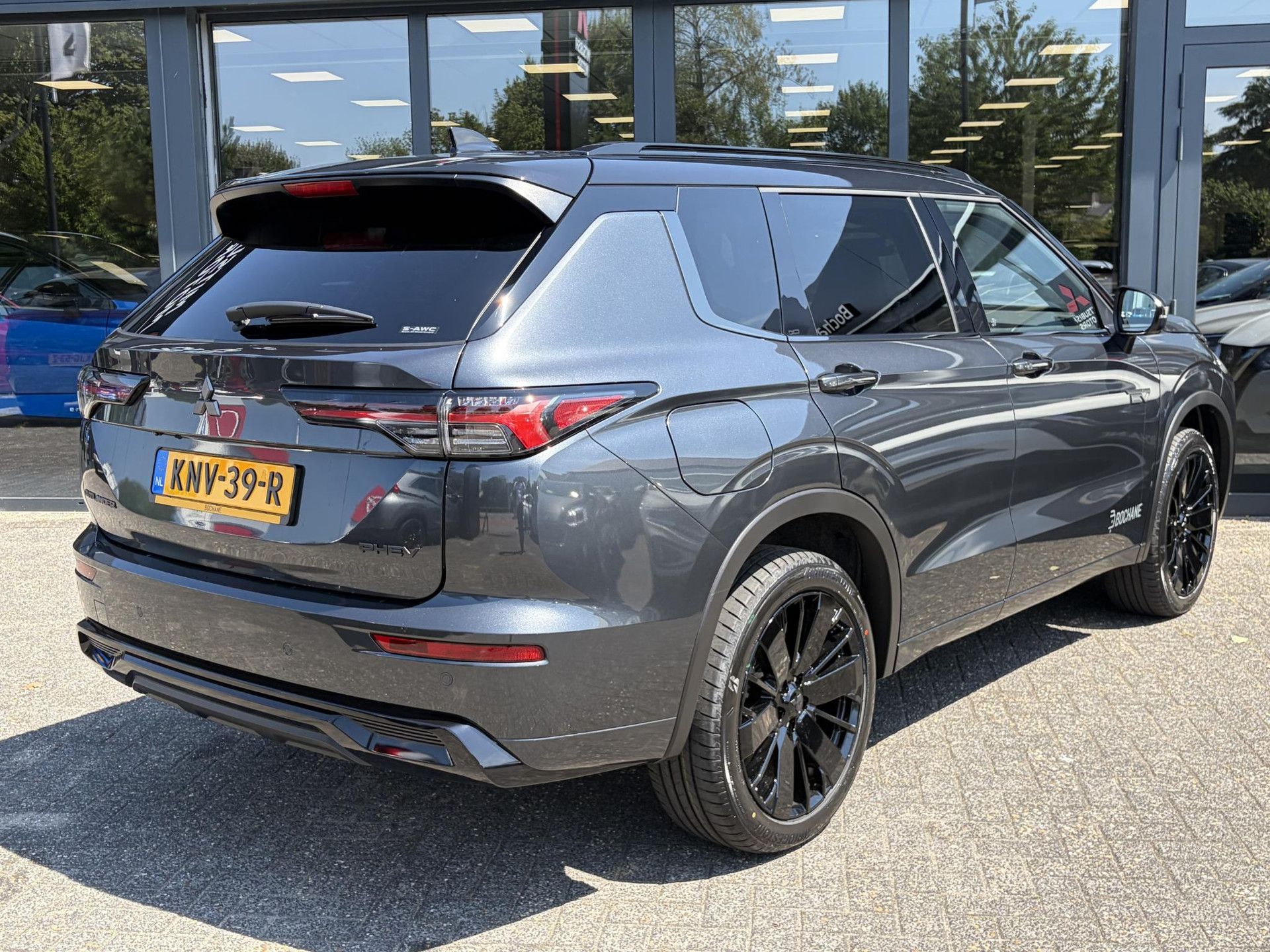 Mitsubishi Outlander met kenteken KNV-39-R – achteraanzicht