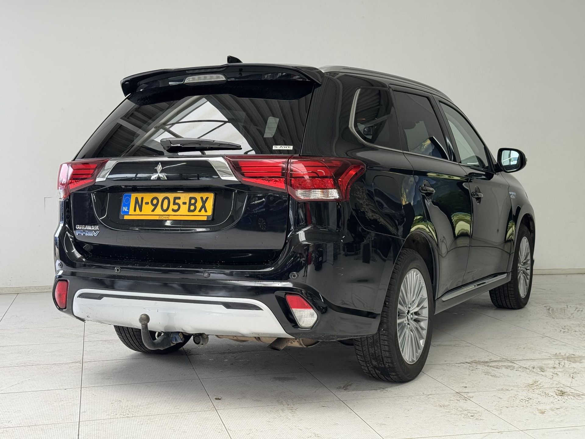 Mitsubishi Outlander met kenteken N-905-BX – achteraanzicht